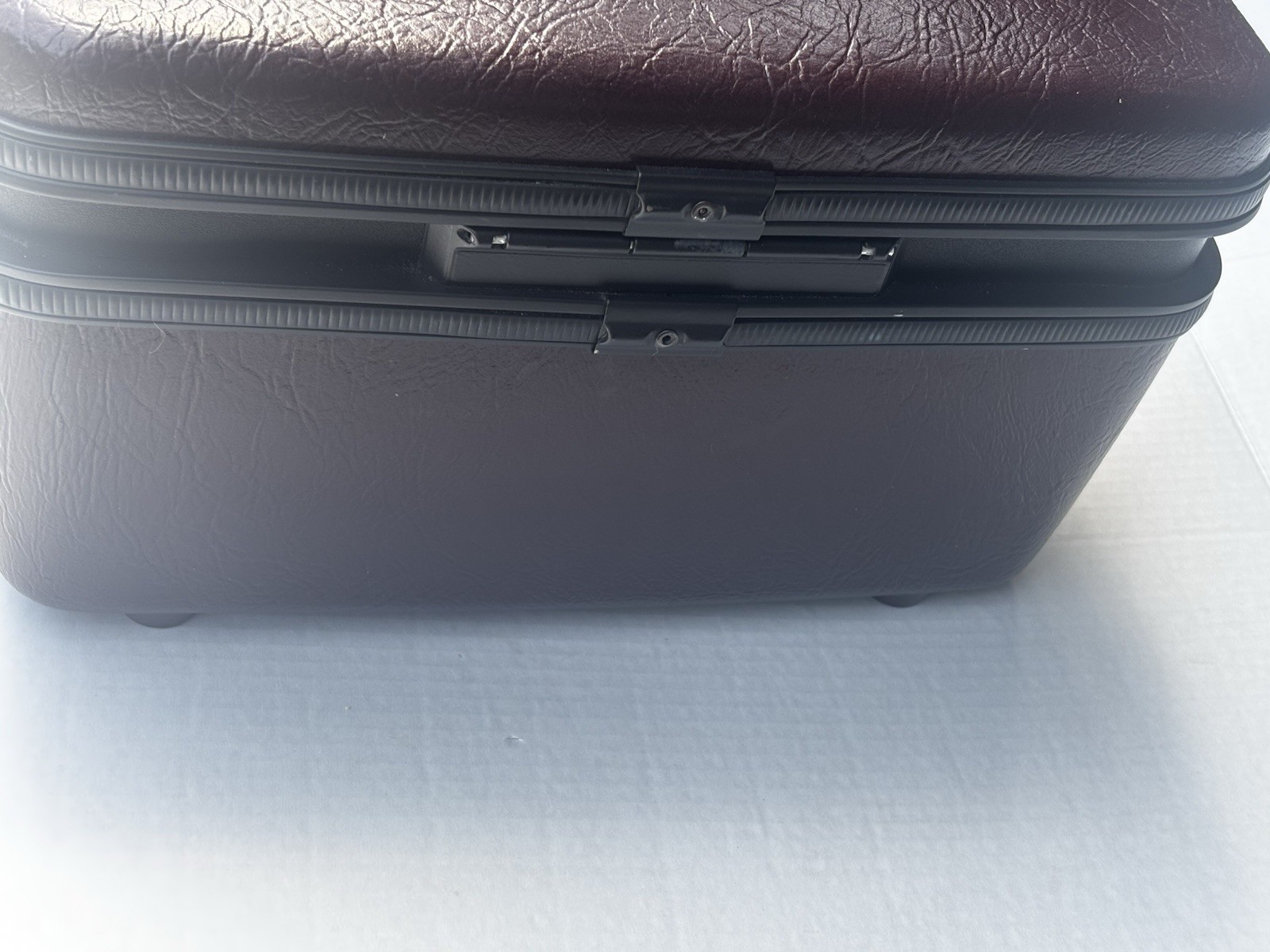 Vtg Burgundy Samsonite Sentry II Train, Travel, Makeup Hard Case, Locks W Key