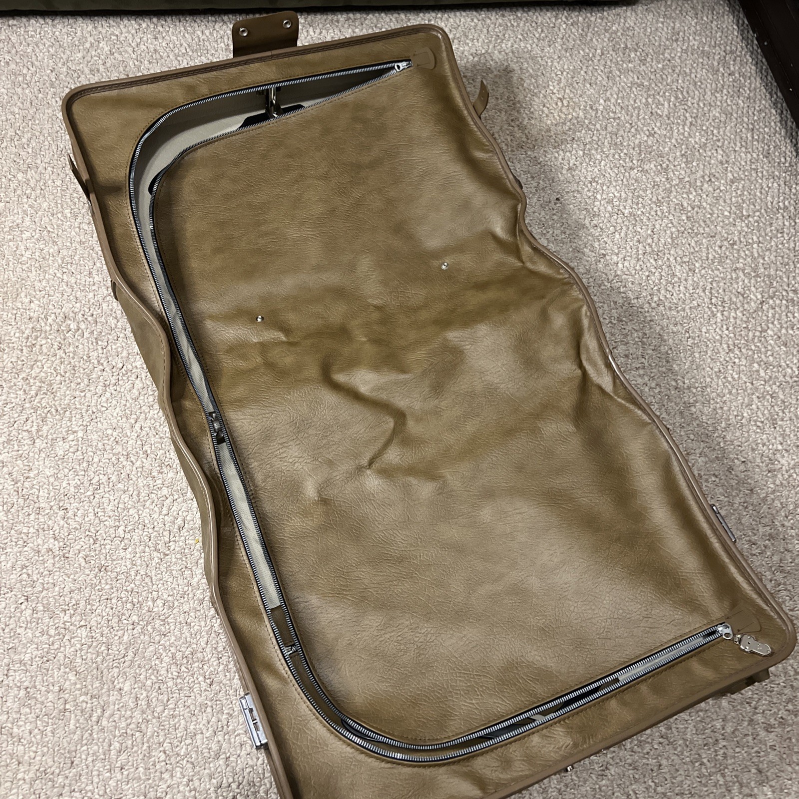 1970’s Vintage American Tourister Escort Tan Style 6044 Men’s Garment Carrier
