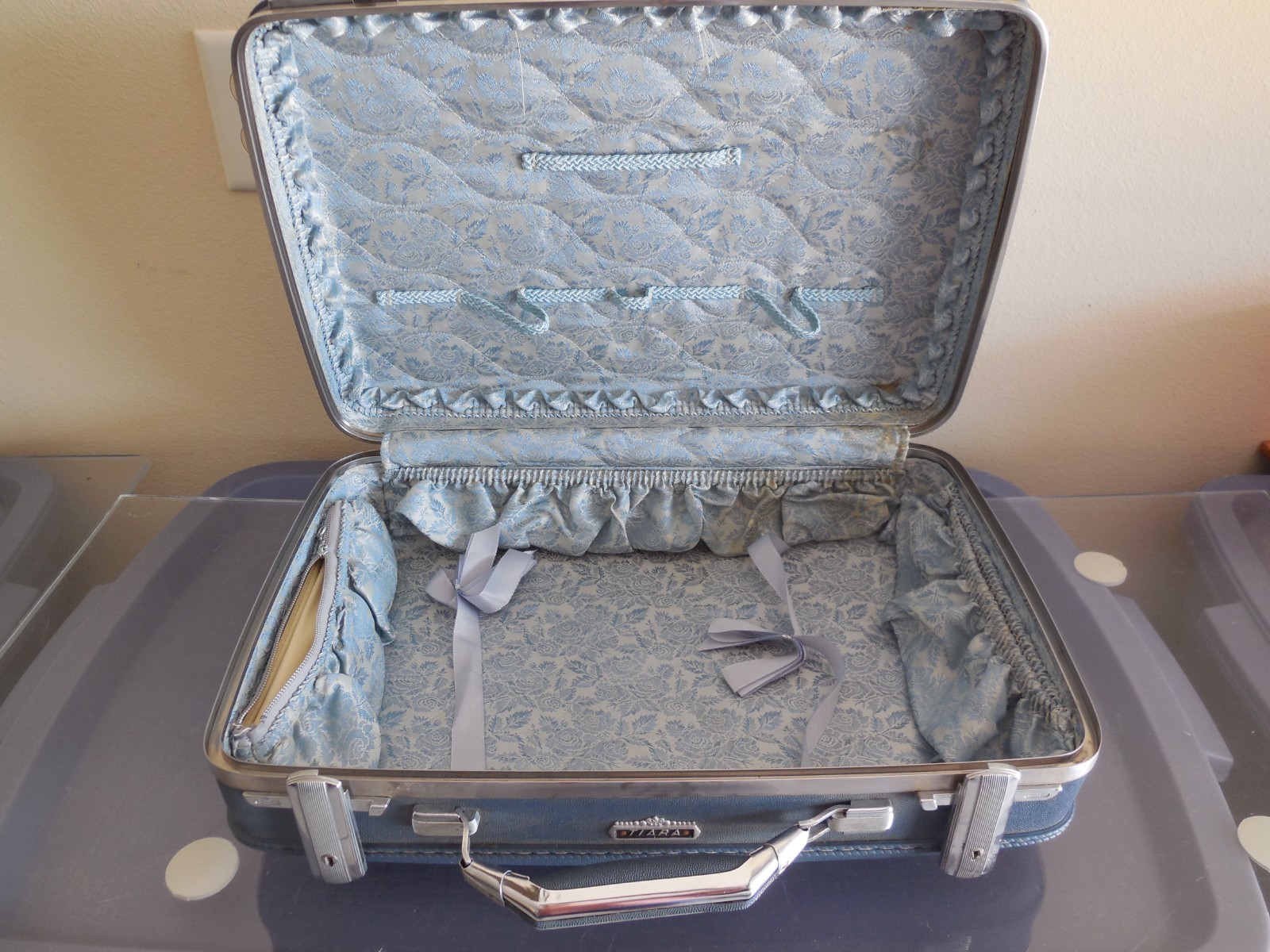 1960’s Vintage American Tourister Tiara Hard Shell Suitcase Blue 18”x14″ No Key