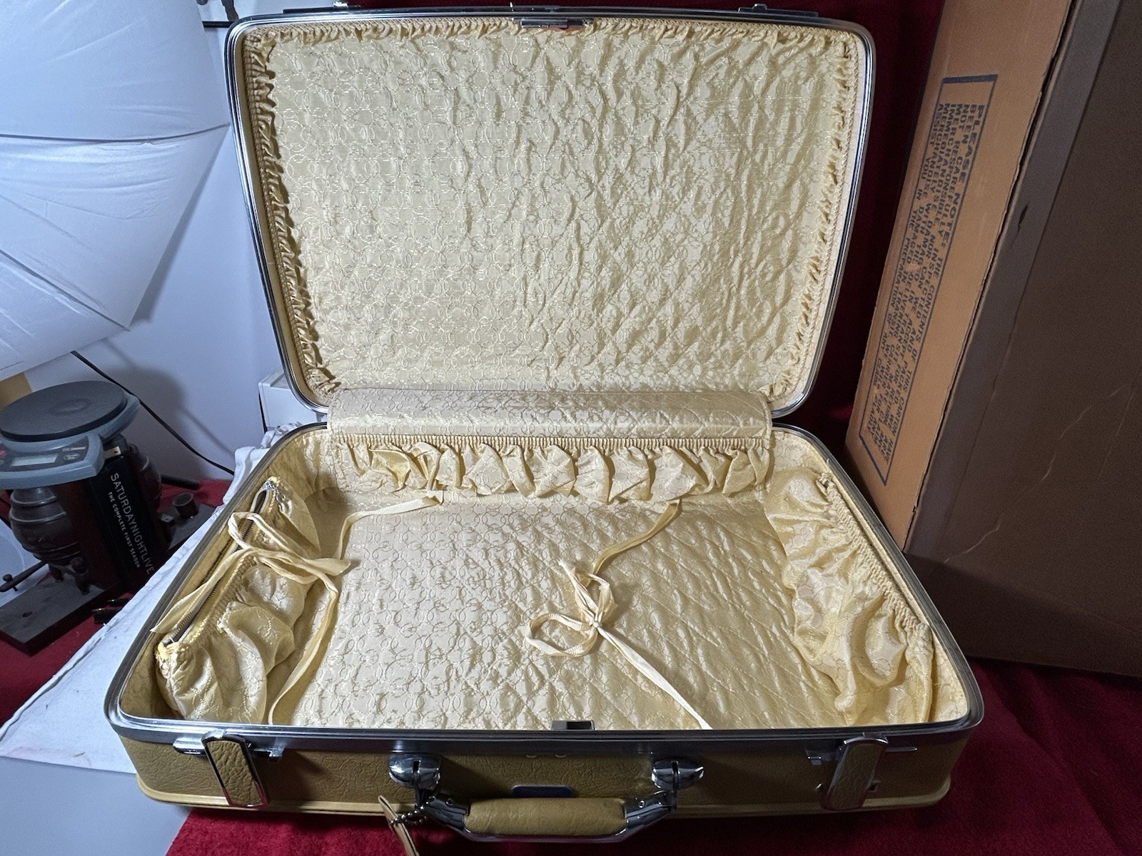 Escort Series Model 6024 24″ Gold Pullman Suitcase American Tourister With box