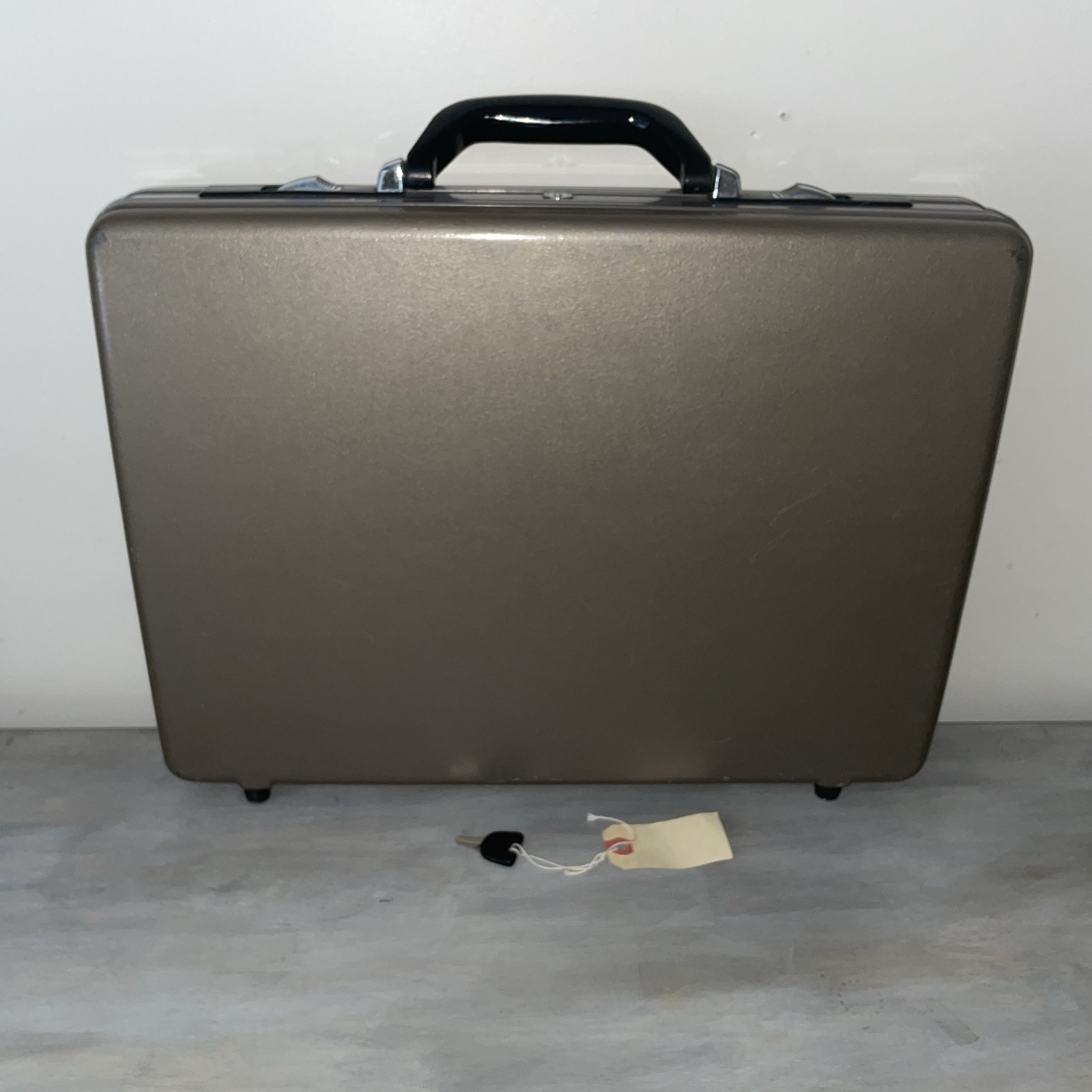 Vtg American Tourister Brief Case Attaché Hard Shell Made In USA w/Key 18×13.5×4