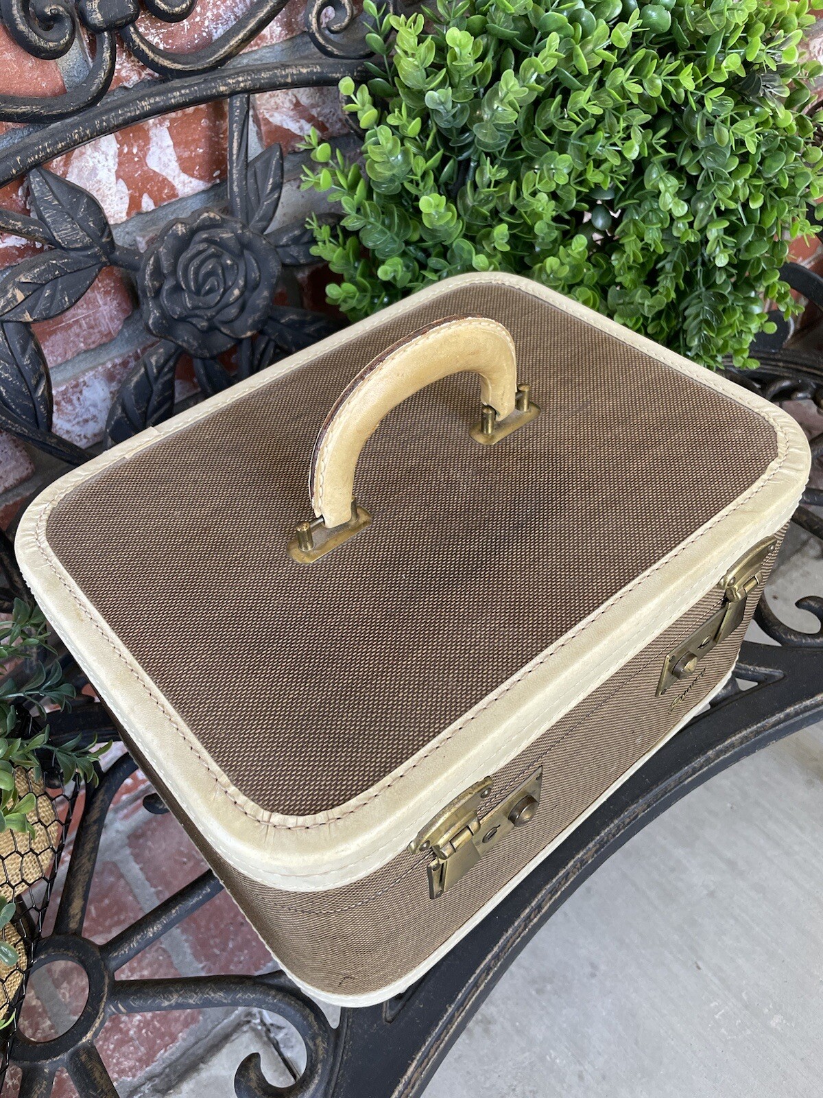 Vintage Skyway Train Case; Tweed/Beige Trim; Burgundy Satin/Tan Int; Mirror/Key