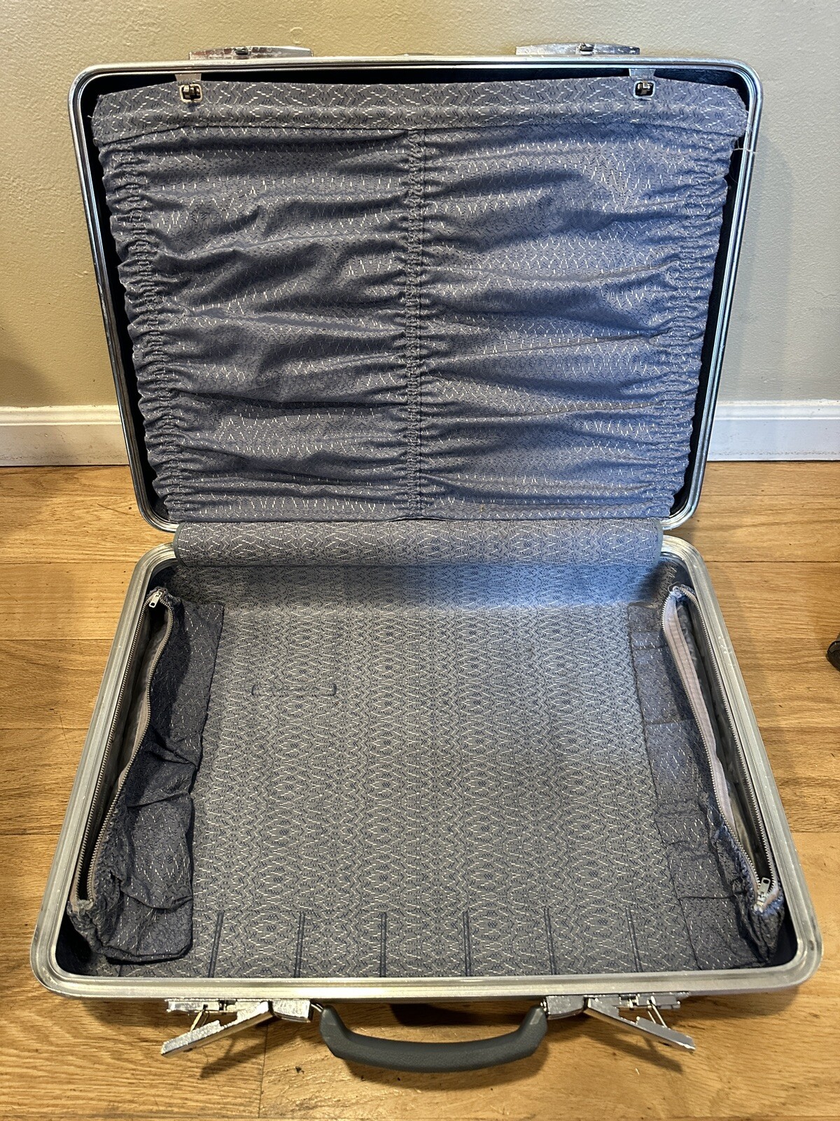 Starflite Luggage Blue 1960s Hard Case SUITCASE 23″ X 16″ X 5.5″ Vintage