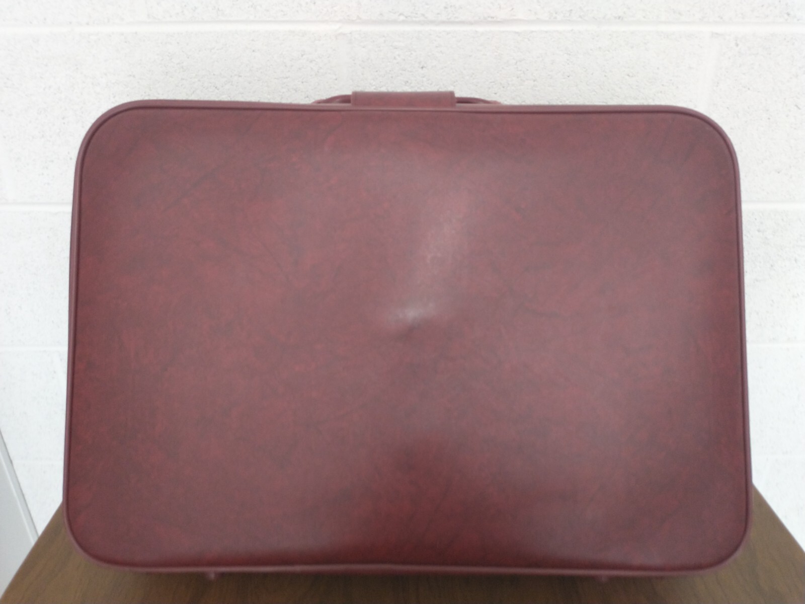 American Tourister Vintage Red Faux Leather 4 Piece Luggage Set 24×17 to Clutch