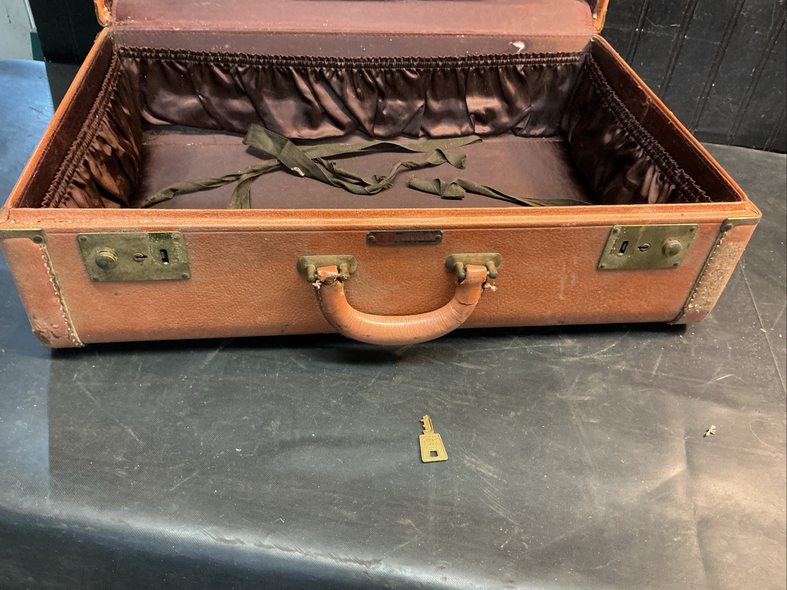 vintage 1930s Bellevue suitcase, W Key leather hardsided material 21”x6”x14”