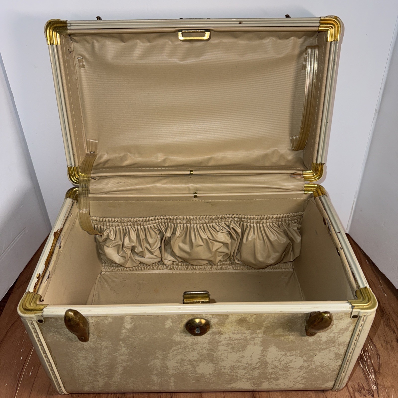 Samsonite Compact Train 4512 with Key And Some Accessories