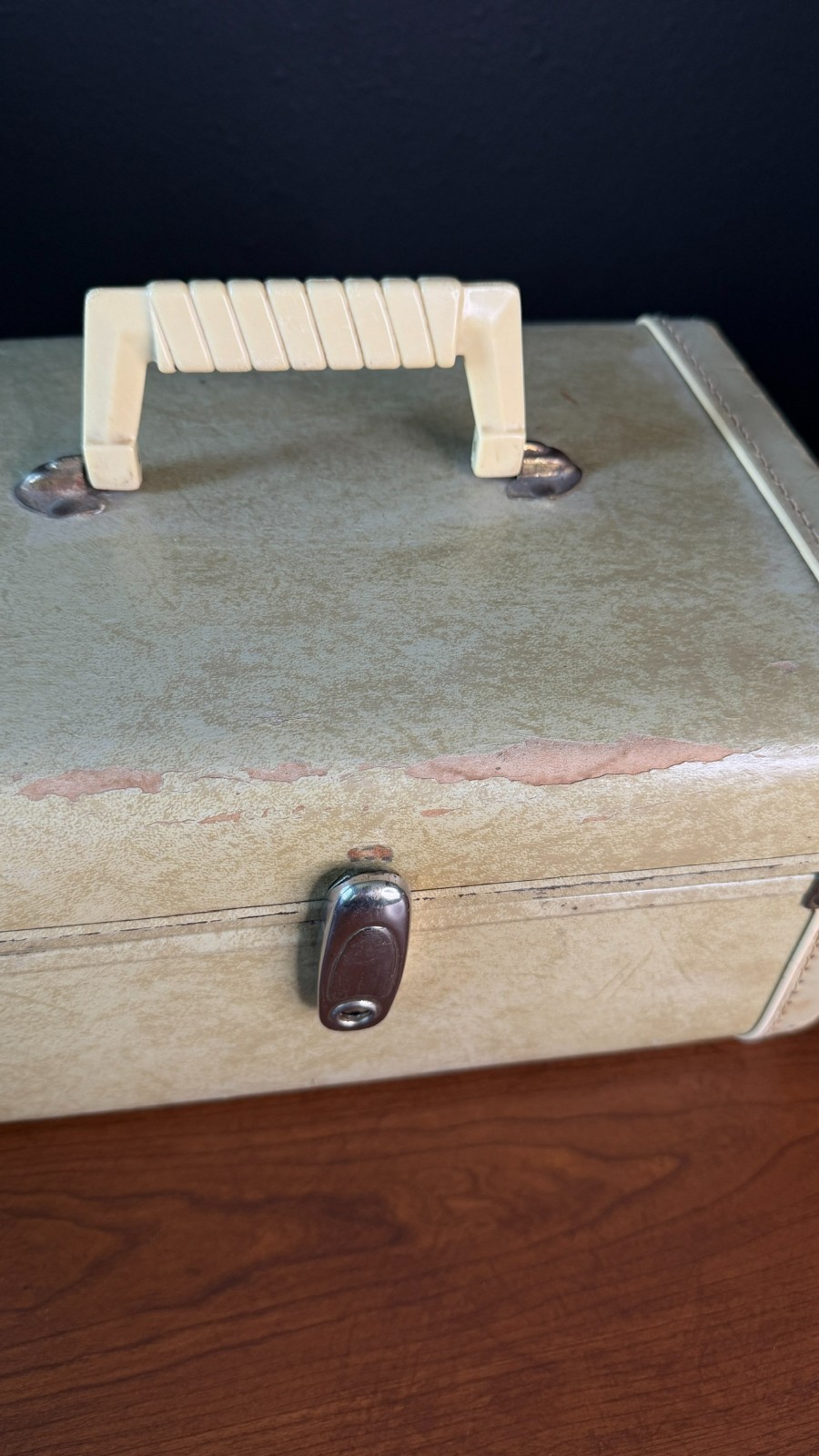Vintage 1950s beige ivory train case small suitcase white marble hard handle