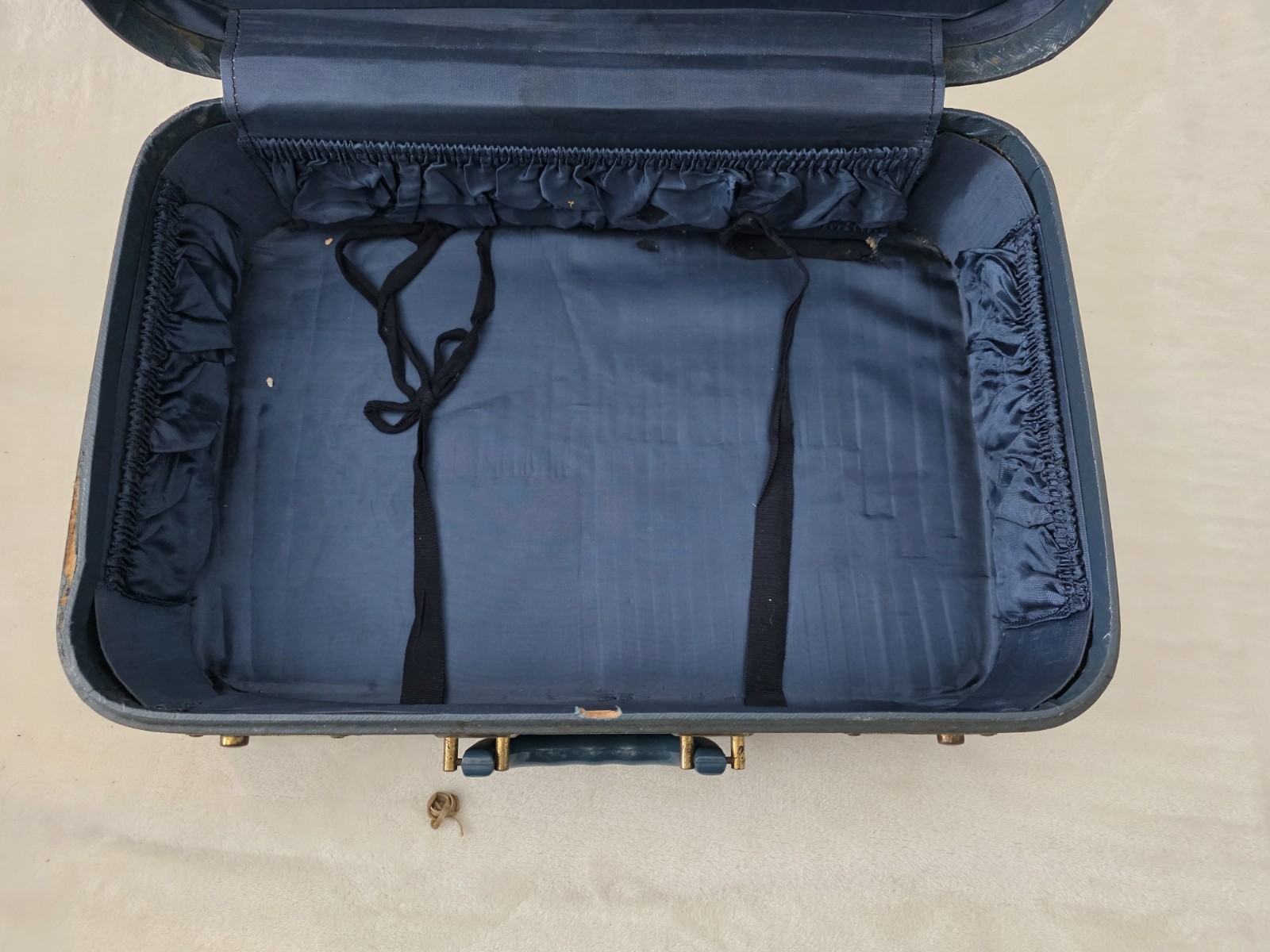 Blue/Teal Vintage 1940’s Travel Faux Leather Historical Suitcase.PickUp & Go Bag