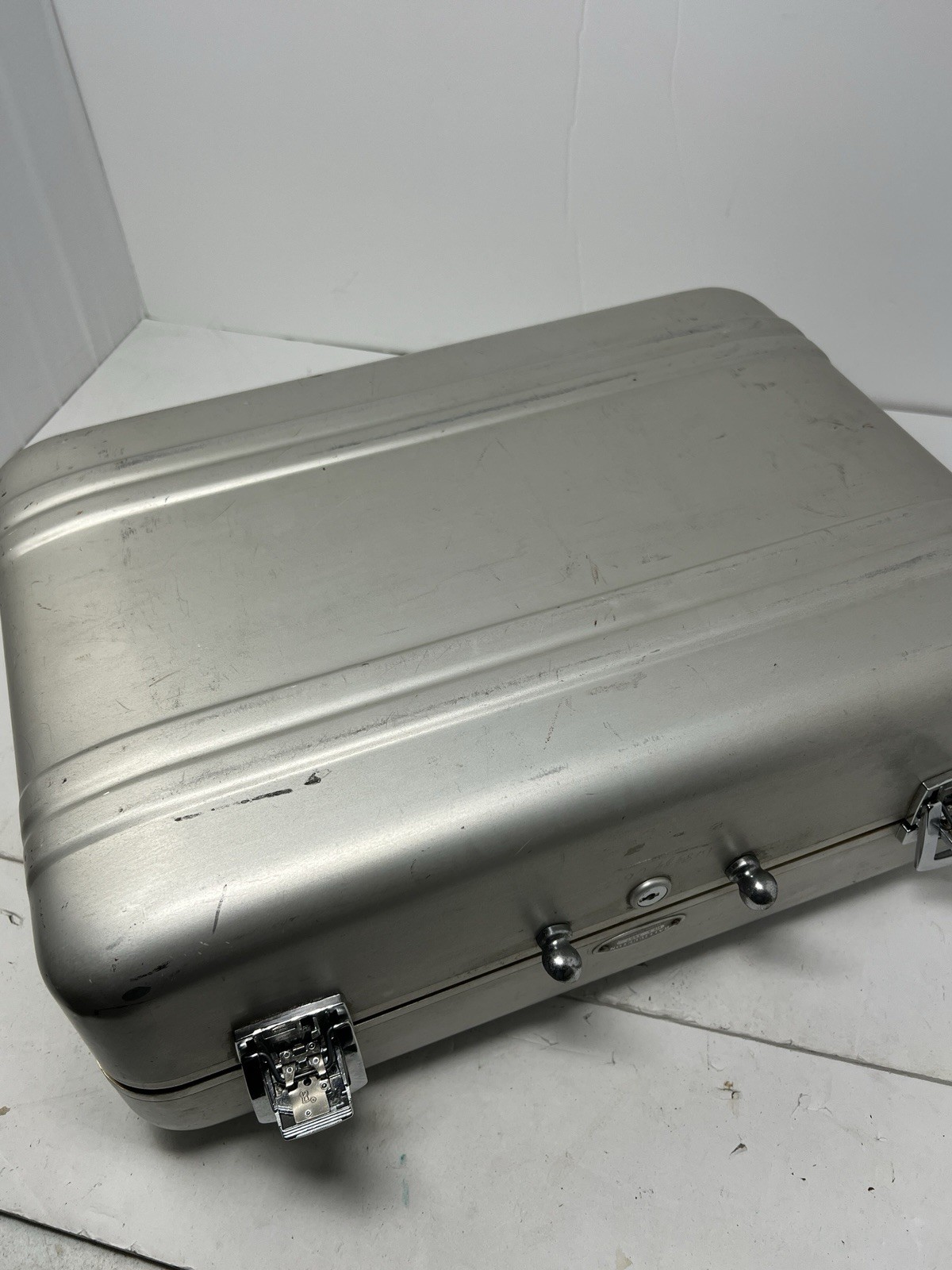Halliburton Aluminum Travel Suitcase 18″ x 13″ x 6″ Missing Handle No Key