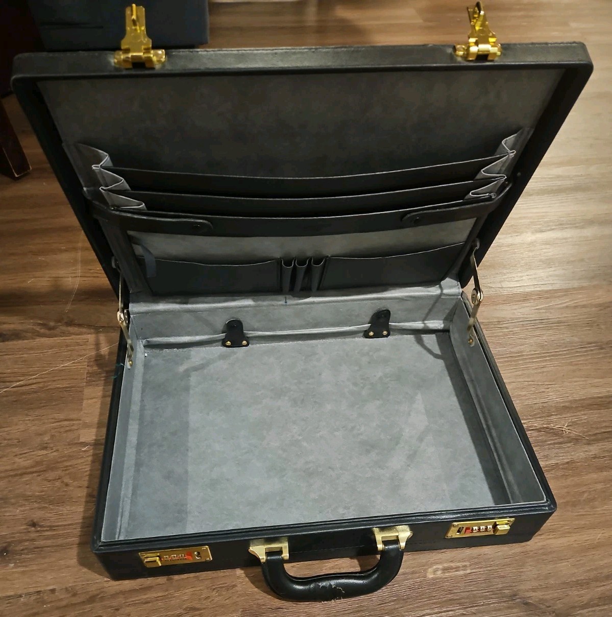 Vintage Black Expandable Attache Briefcase Hard Case Combo Lock Retro – read