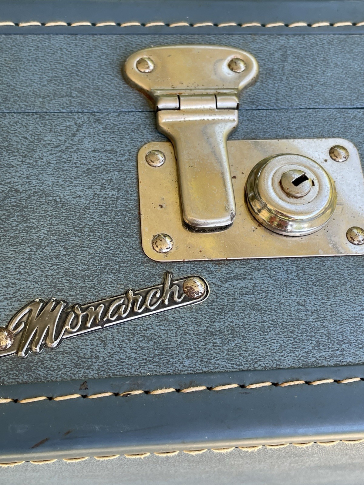 Vintage 1960s Monarch Luggage Blue Hard Shell Suitcase NO KEY 21 x 16 x 5.5”