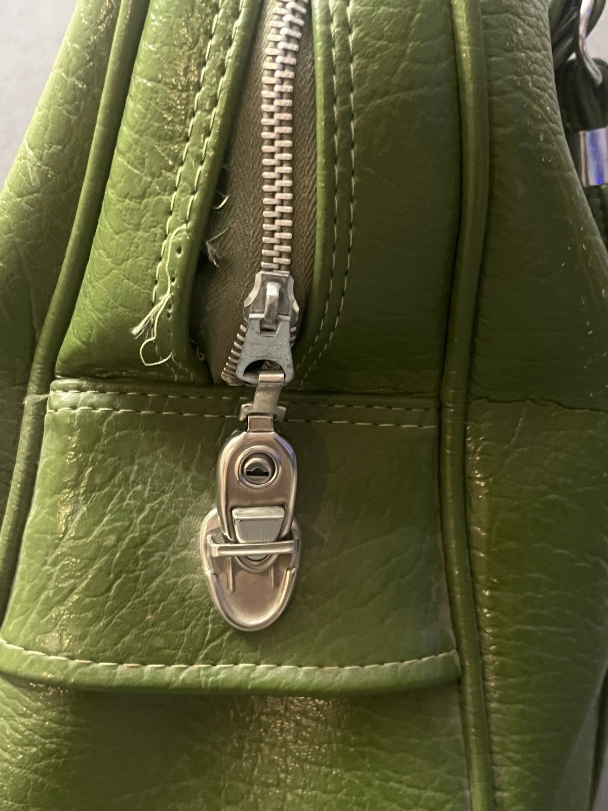 AMELIA EARHART Avocado Green Luggage Carry On Travel Bag Tote *damage* – No Key