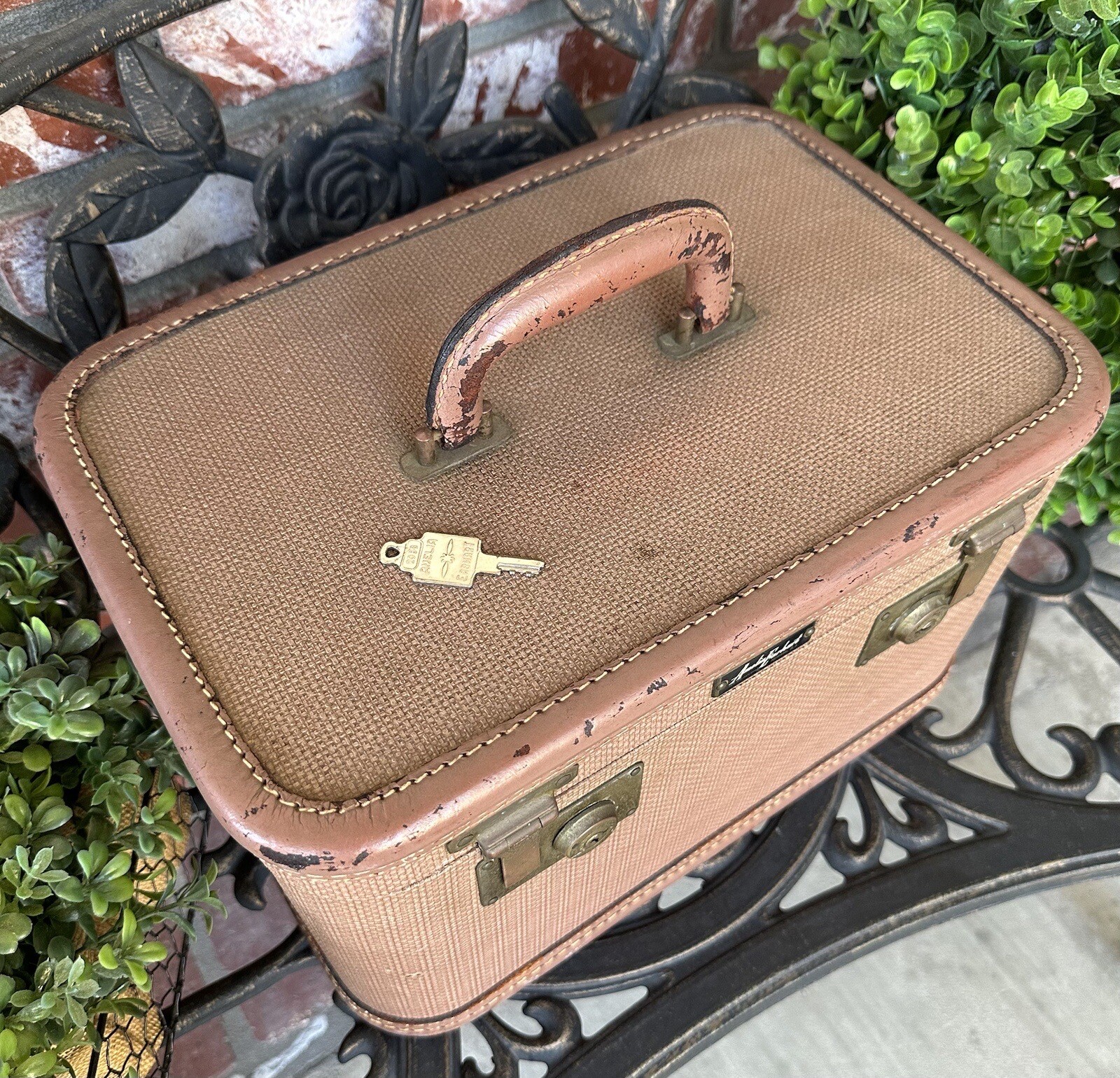 Vintage Amelia Earhart Train Case; Peach Tan; Drk Peach Int W/Mirror;Locks W/Key