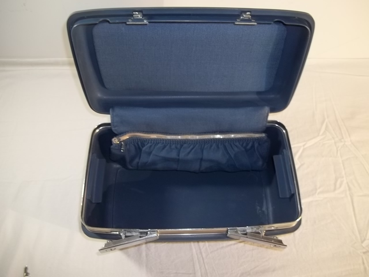 Vintage Samsonite Hard Plastic Train Cosmetic Case w Key