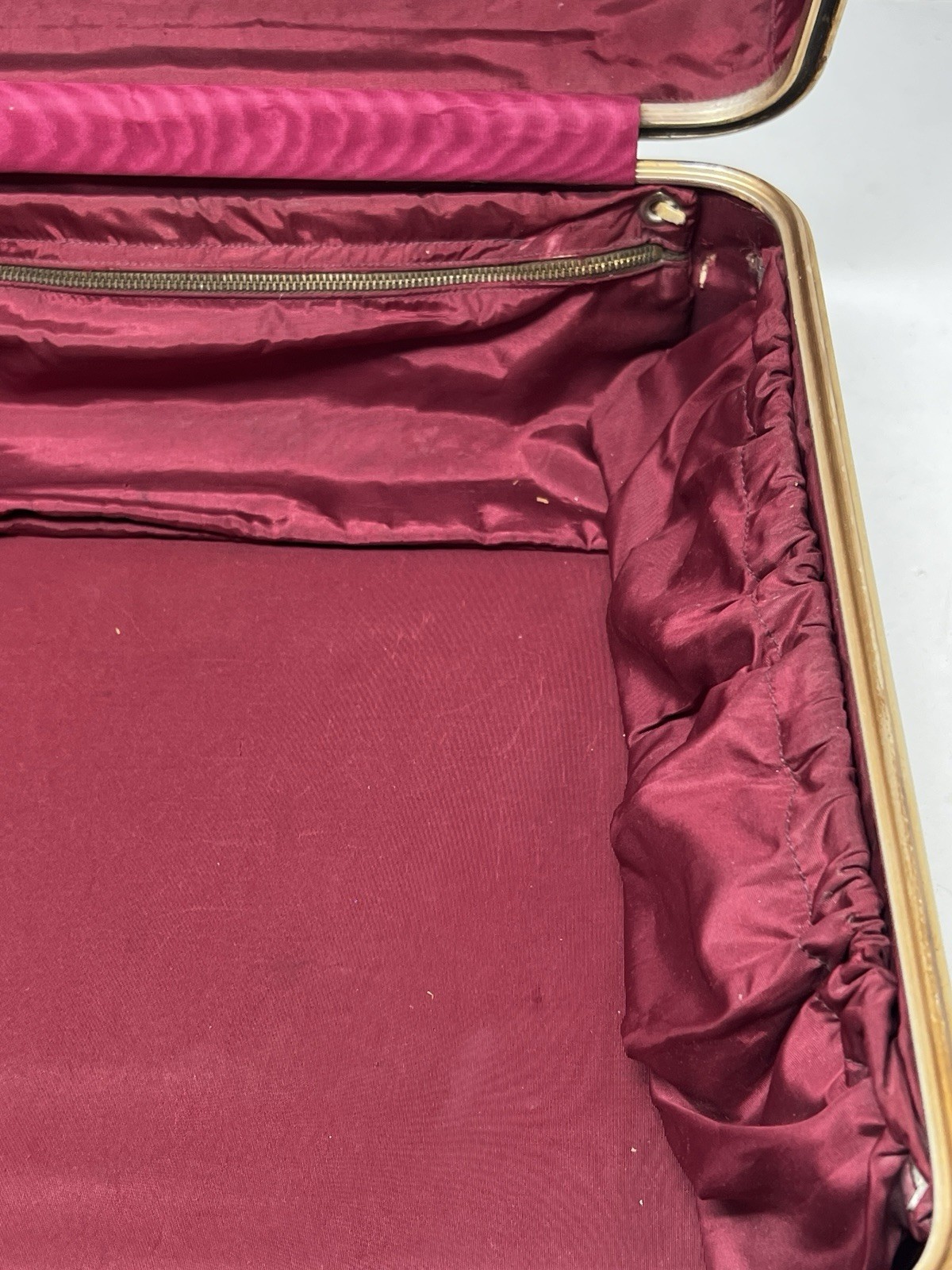 Halliburton Aluminum Travel Suitcase 18″ x 13″ x 6″ Missing Handle No Key