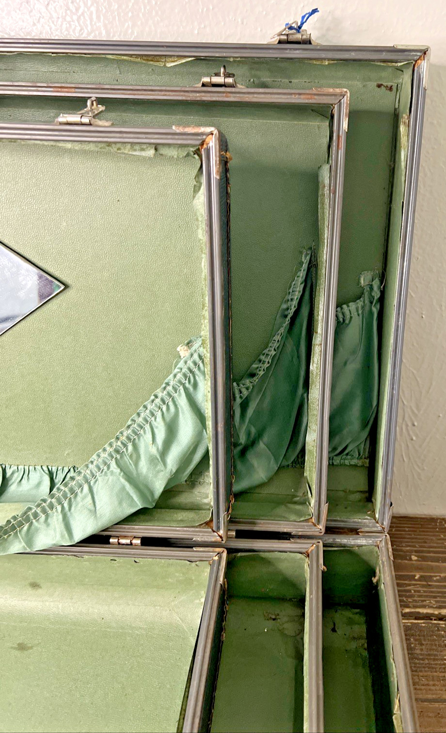 Vintage 3-Piece Nesting Suitcase Set – Mid-Century Luggage – Original Key Includ