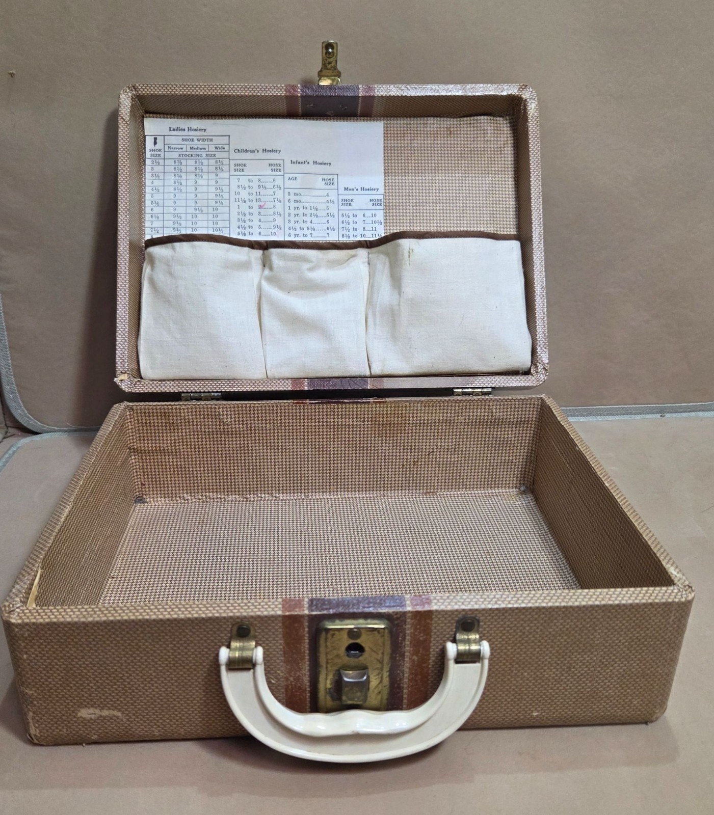 Vintage Beige Travel Case With Handle & Pockets