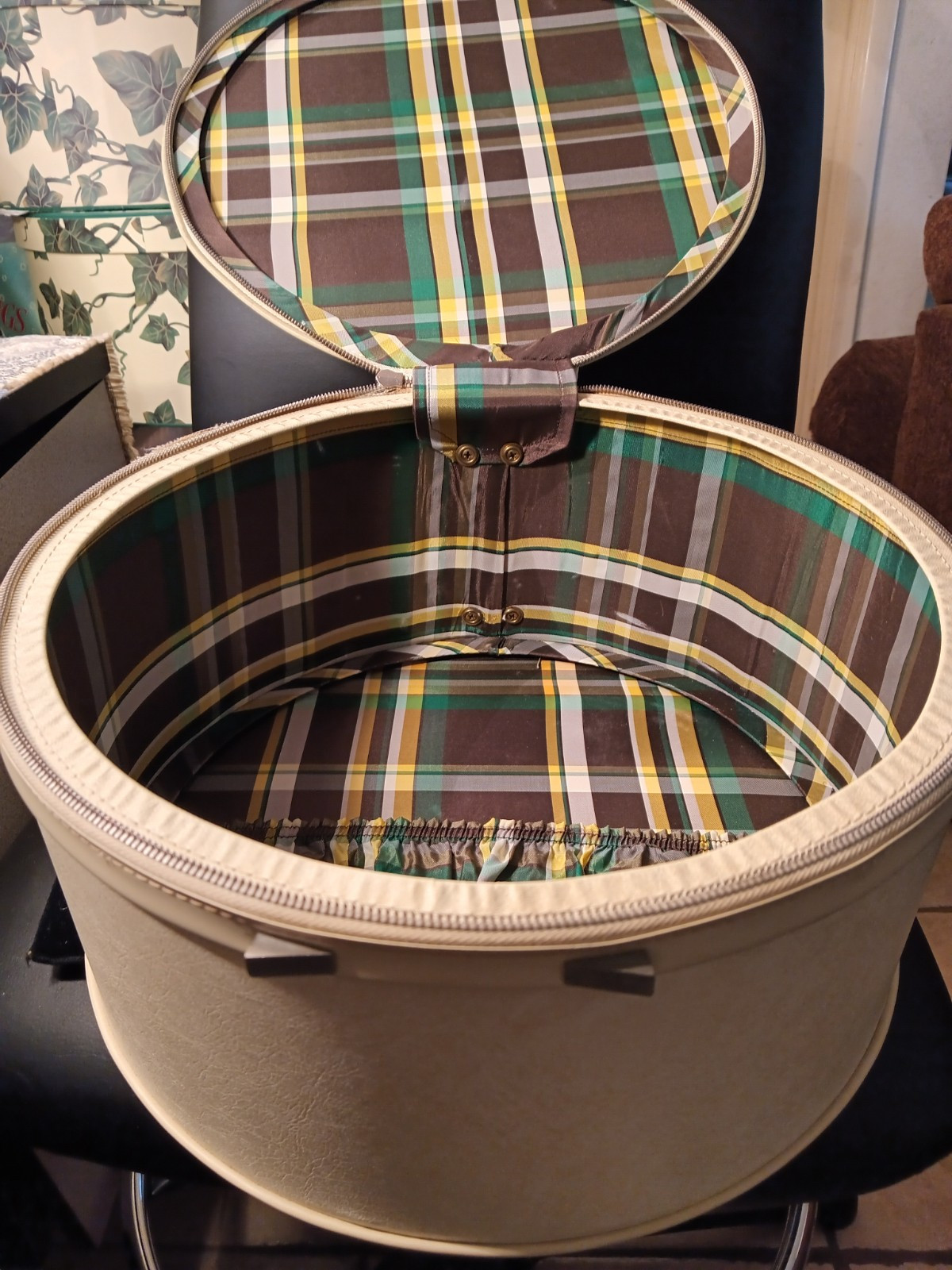 VINTAGE LARK DROUTMAN NY ROUND CARRY ALL HAT BOX LUGGAGE WITH LOCK & KEY PLAID
