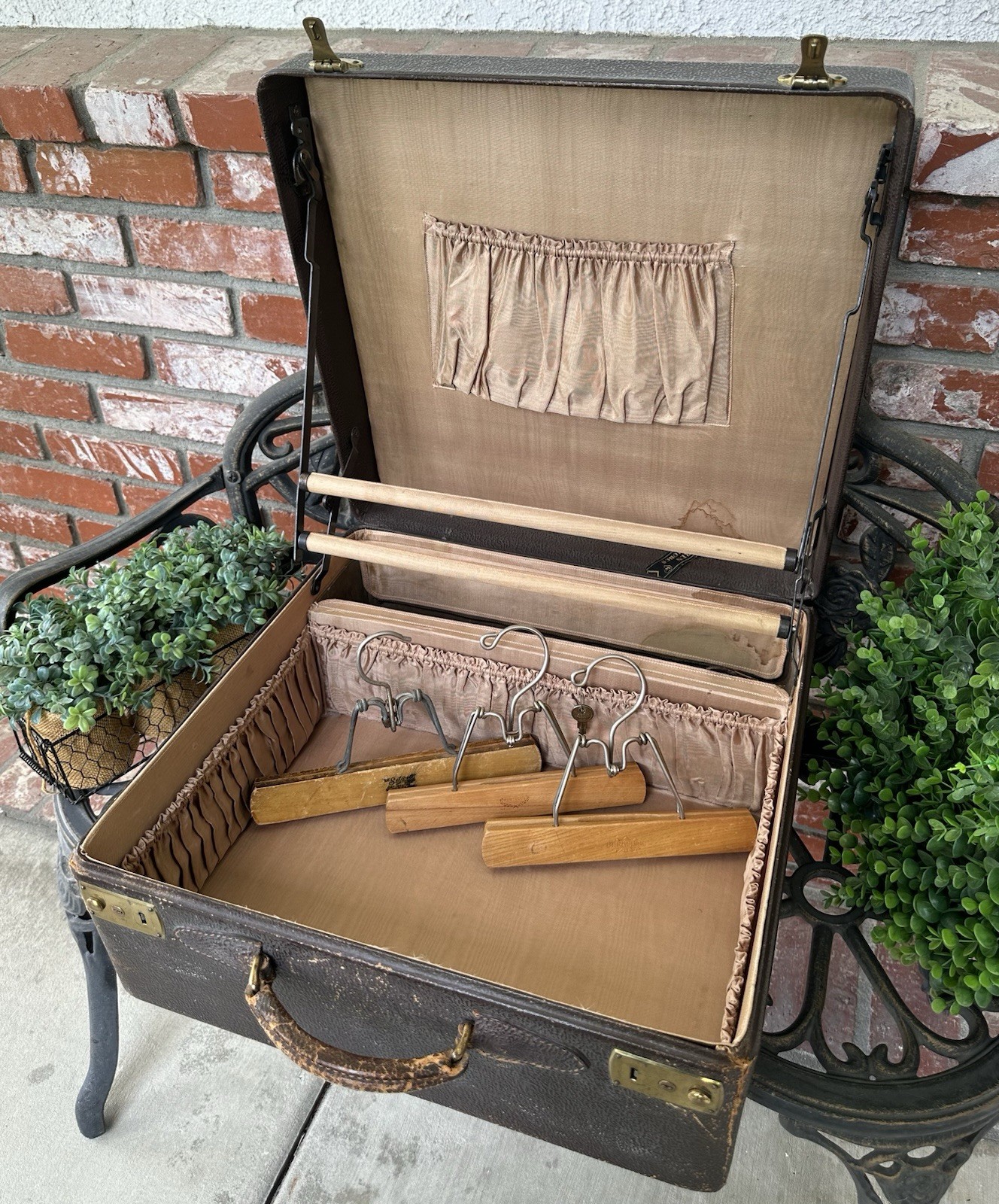 Vintage Warren Wardrobes Luggage; Brwn Leather W/Tan Satin Int; Wood Hangers/Key