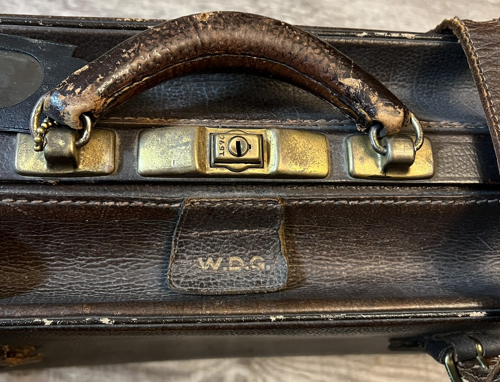 1930’s Leather Gladstone Suitcase Bag Brass Buckles Straps Long Wear 24″ Vintage