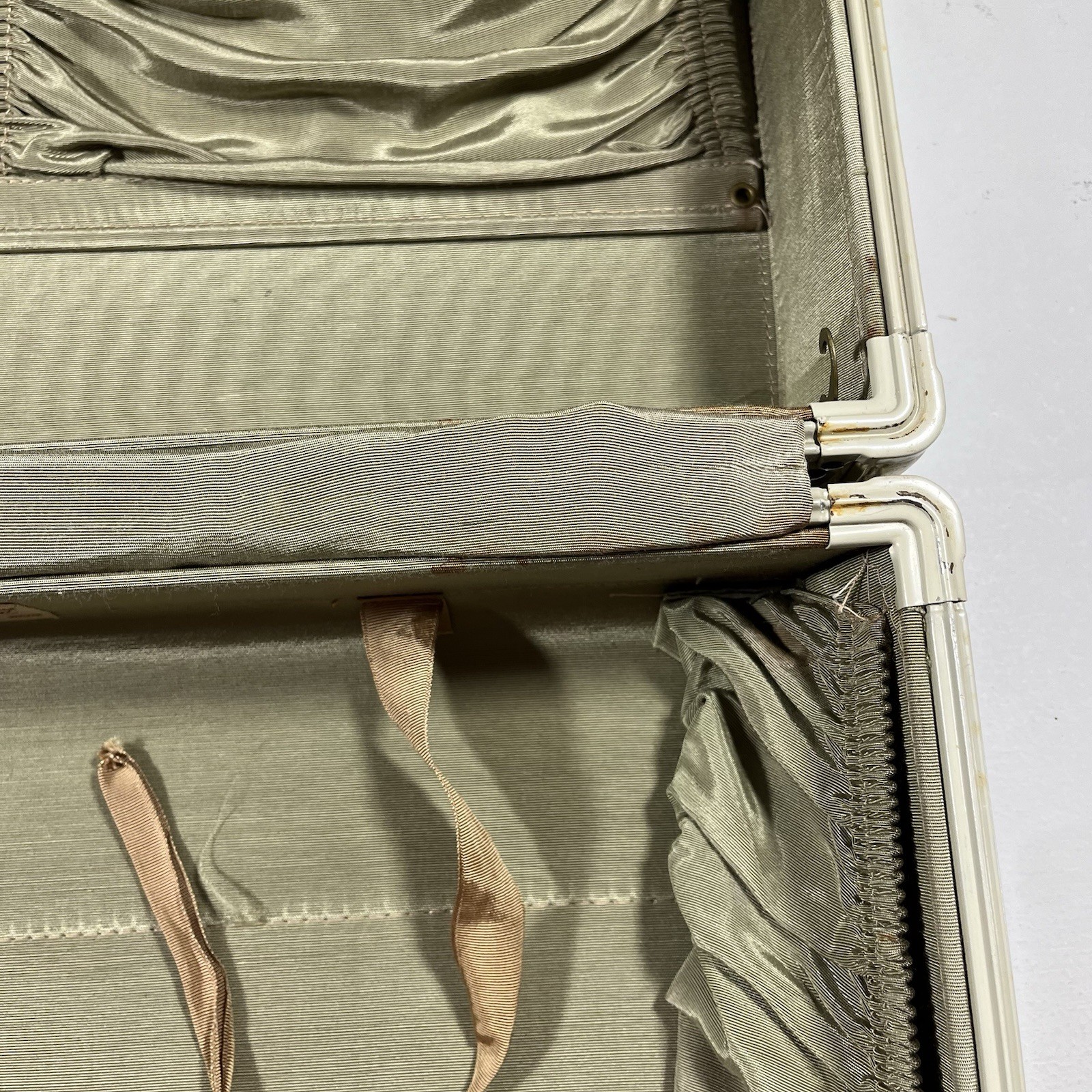 Vintage Samsonite Silhouette Marble Hardshell Suitcase Luggage Train Case Cream