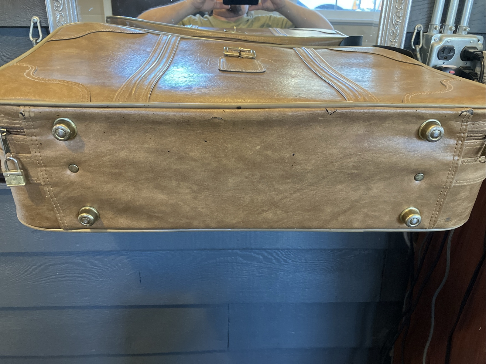 Vintage Brown Regency Suitcase, 20″ x 13″ x 6.5″ Buckle Leather Luggage