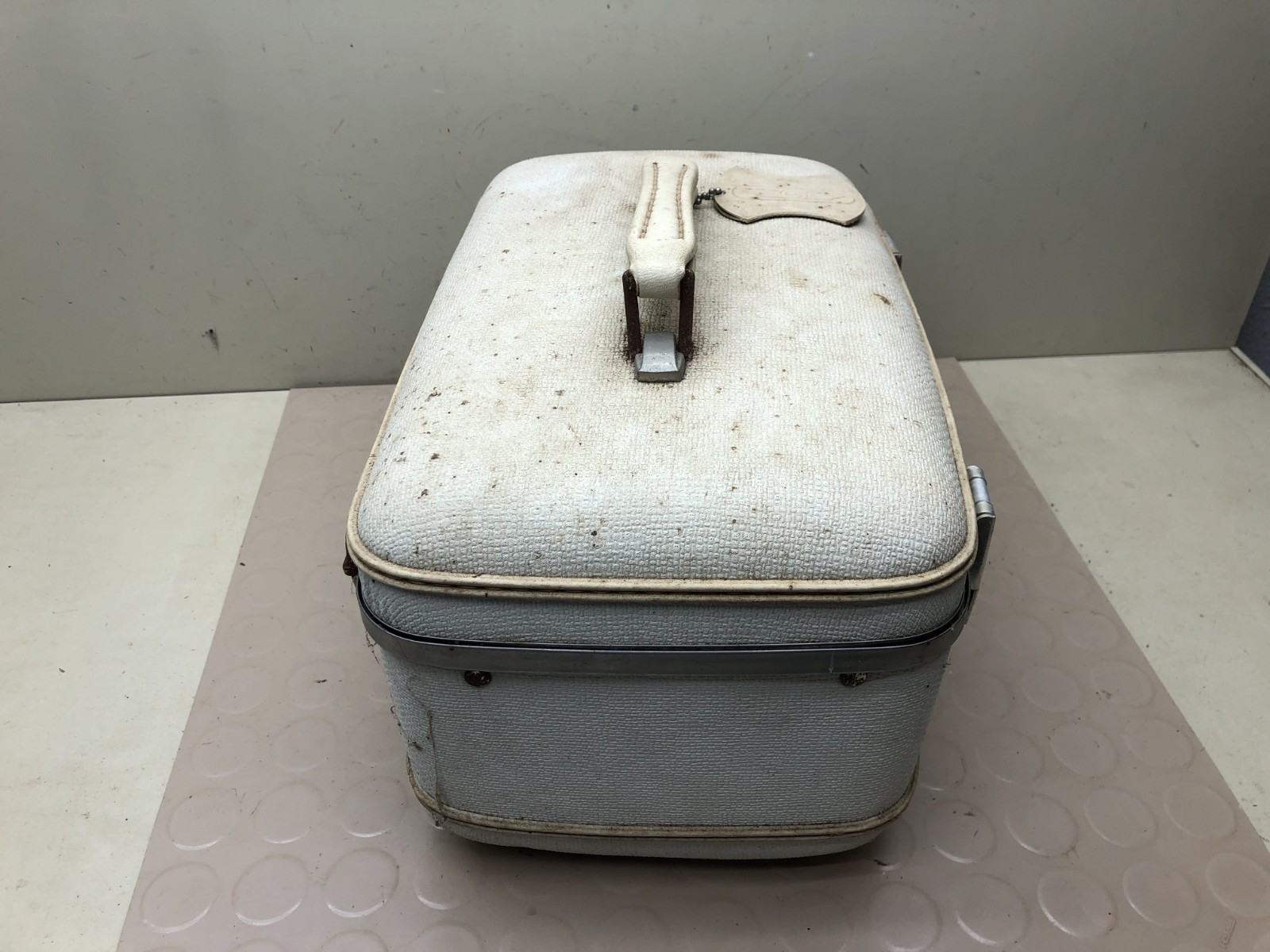 VINTAGE AMERICAN TOURISTER TRI TAPER FOOTED HARD SIDE TRAIN CASE w/ Key