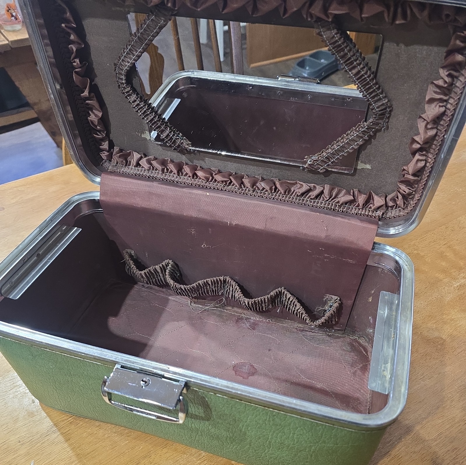 Vintage 1950s blue Invicta makeup case complete with mirror!