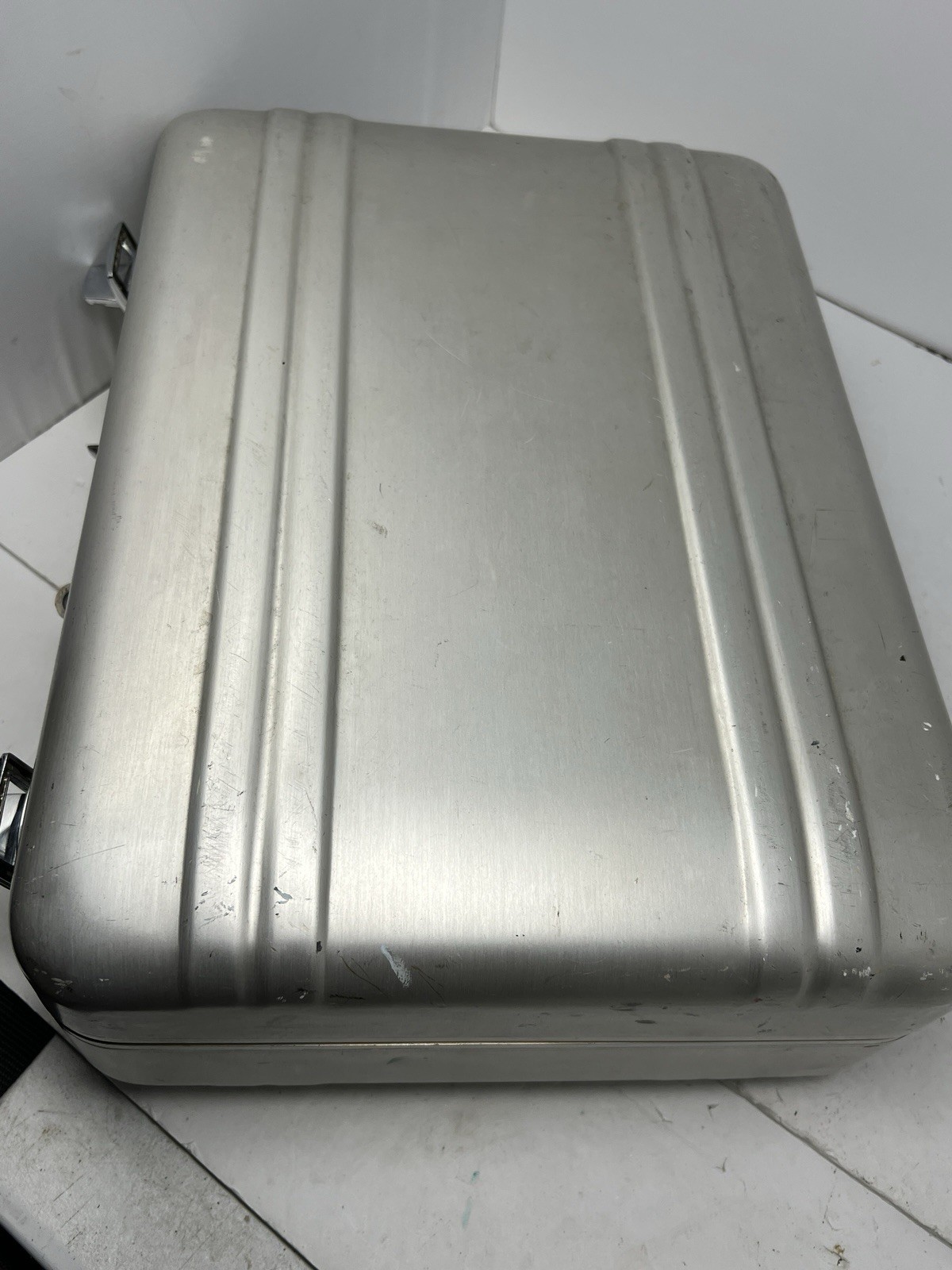 Halliburton Aluminum Travel Suitcase 18″ x 13″ x 6″ Missing Handle No Key