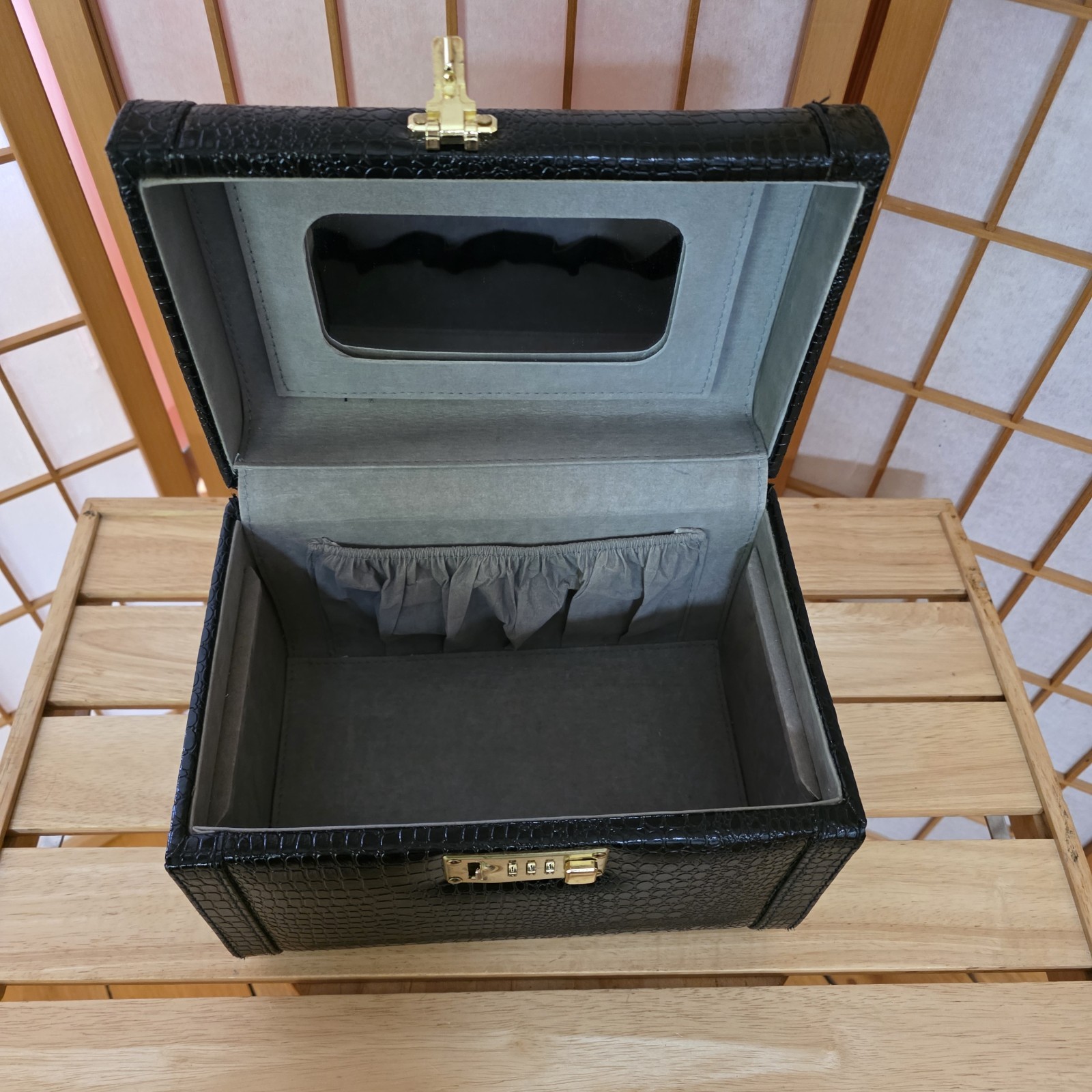 Overnight Travel Makeup Faux Alligator Vanity Hard Case Vtg 90s Cosmetic Train