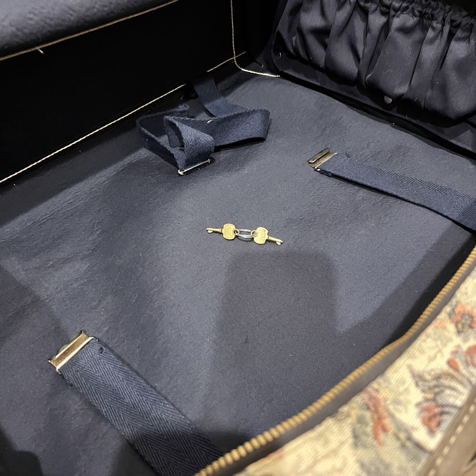 The French Leather Company VINTAGE luggage Set. Floral Pattern. All Have keys!