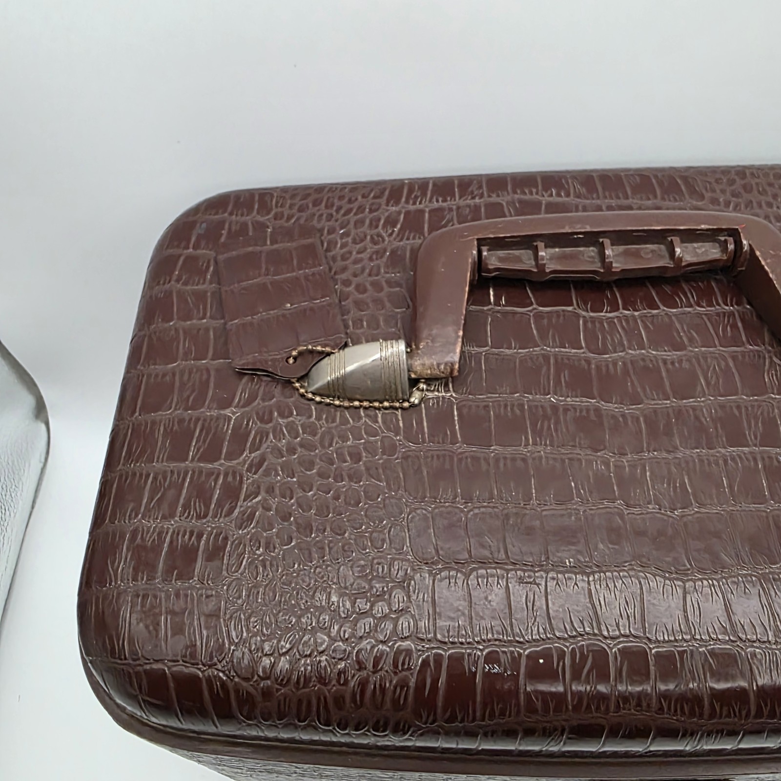1970’s Vintage Wayfarer Silhouette Train Case Faux Alligator
