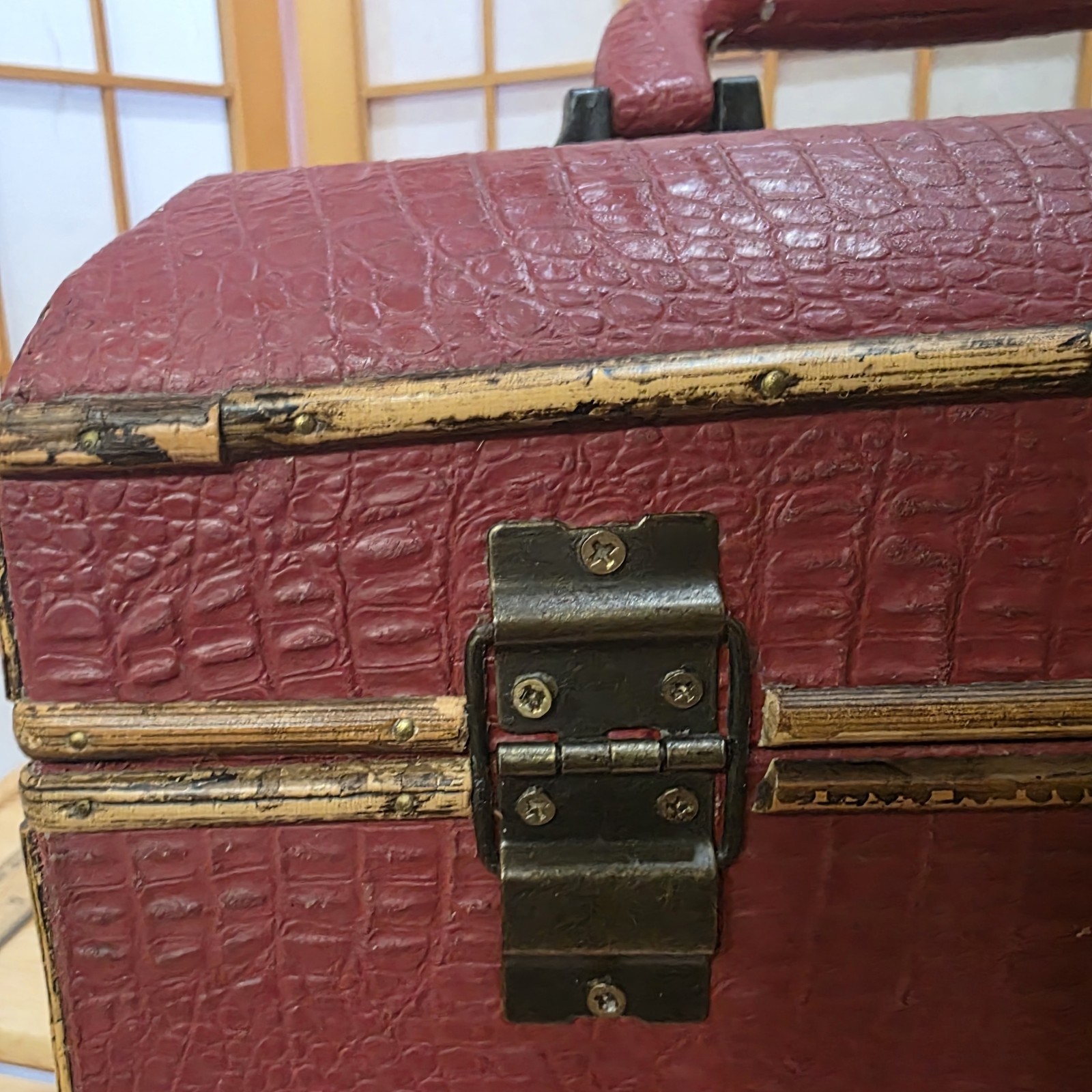 Vtg 50’s Train Case Makeup/Sewing/Stash Box Faux Alligator Vanity Cosmetic Lined