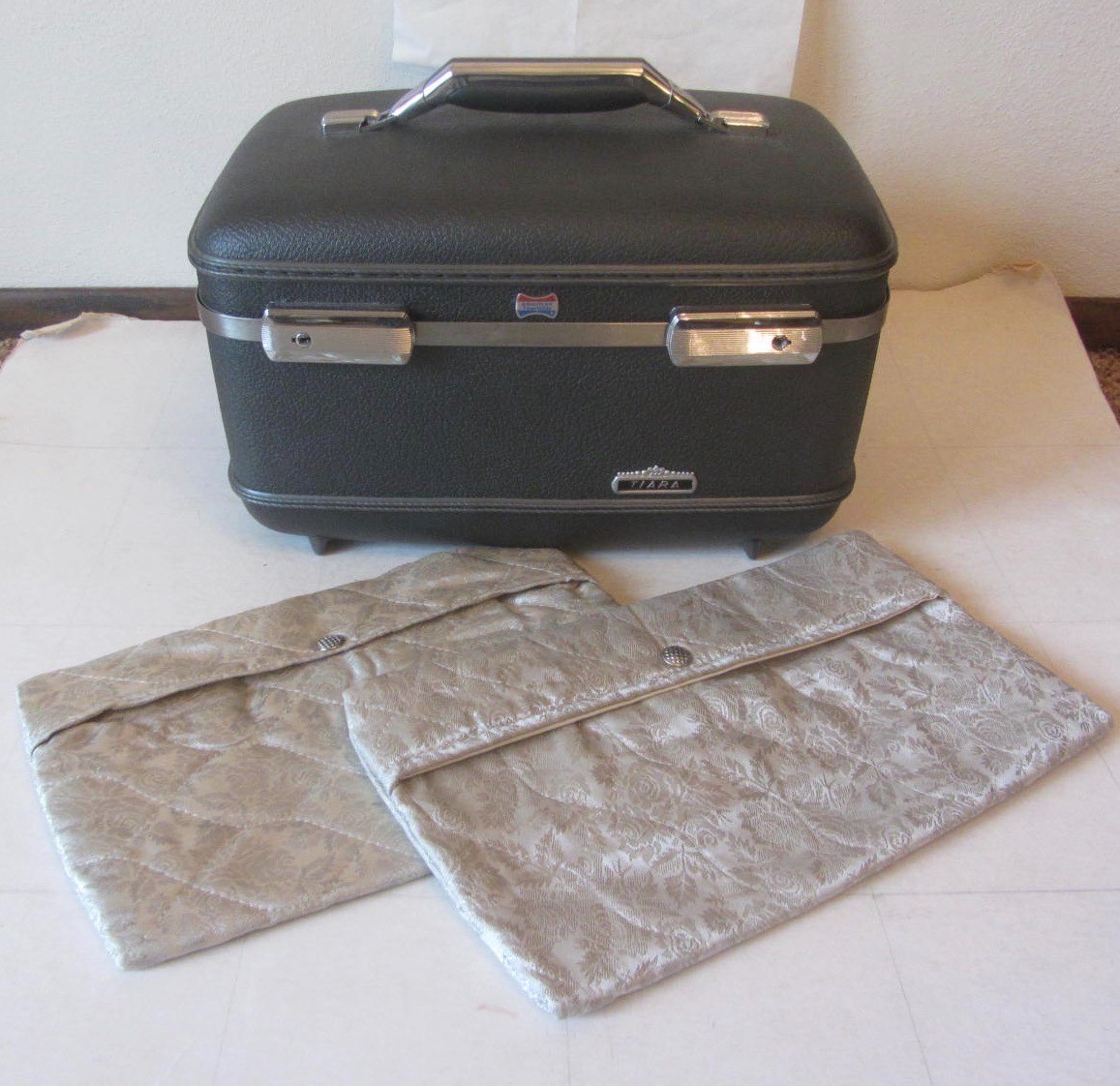 Vtg American Tourister Tiara GRAY Train Case Makeup W/Mirror 2 Fabric Bags Key