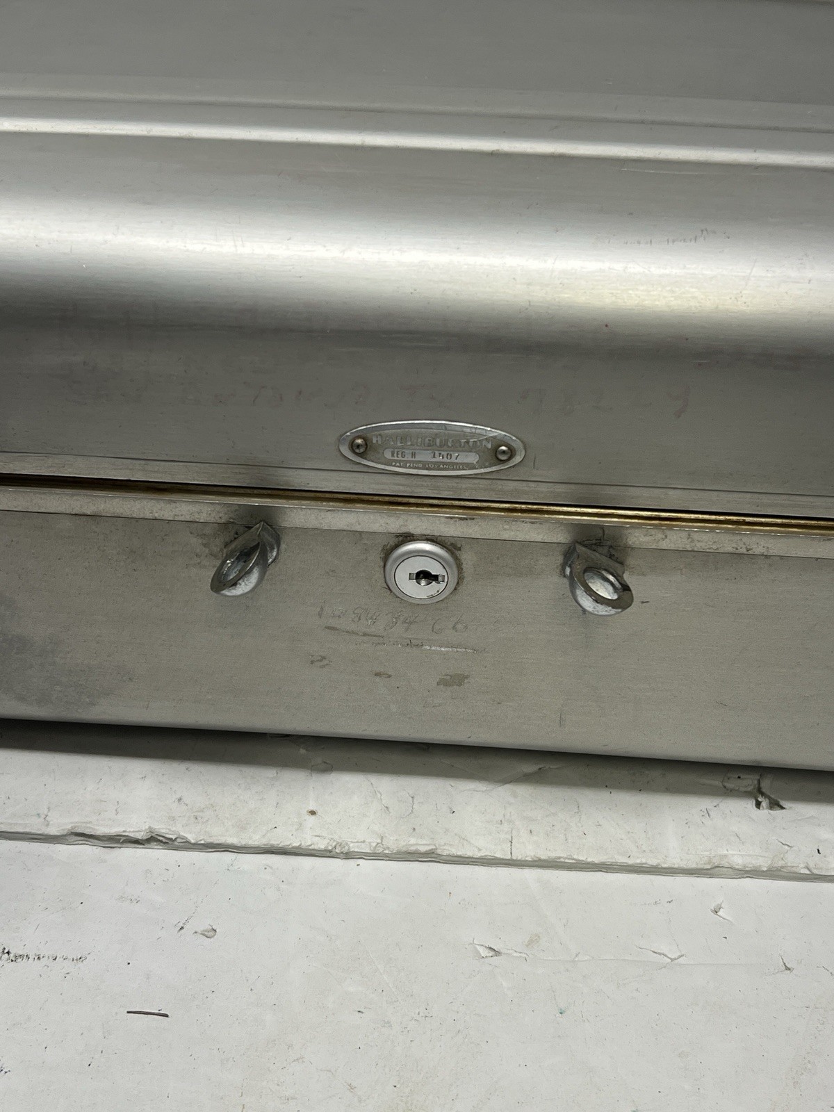 Halliburton Aluminum Travel Suitcase 18″ x 13″ x 6″ Missing Handle No Key