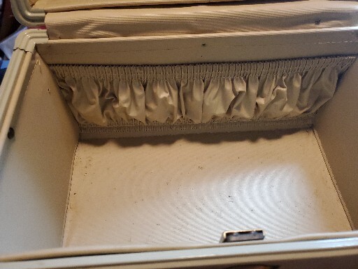 NICE Vintage Samsonite Train Case White Marbled 1950’s No KEY. Nice Mirror