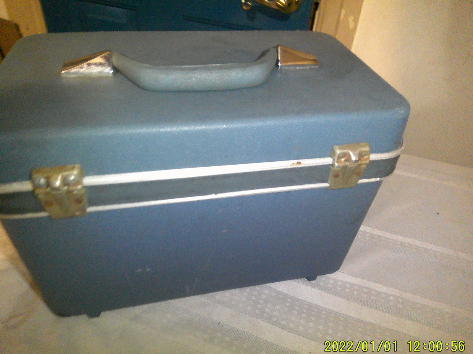 VINTAGE TRAVEL MASTER COMBINATION SMALL BLUE HARD SHELL MAKE-UP SUTCASE LOCKED