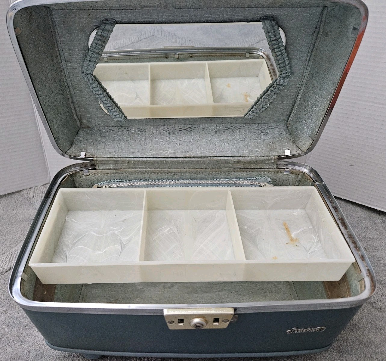 Vintage Socialite 60 Blue Train Case – Hard Sided with Mirror And Tray Insert