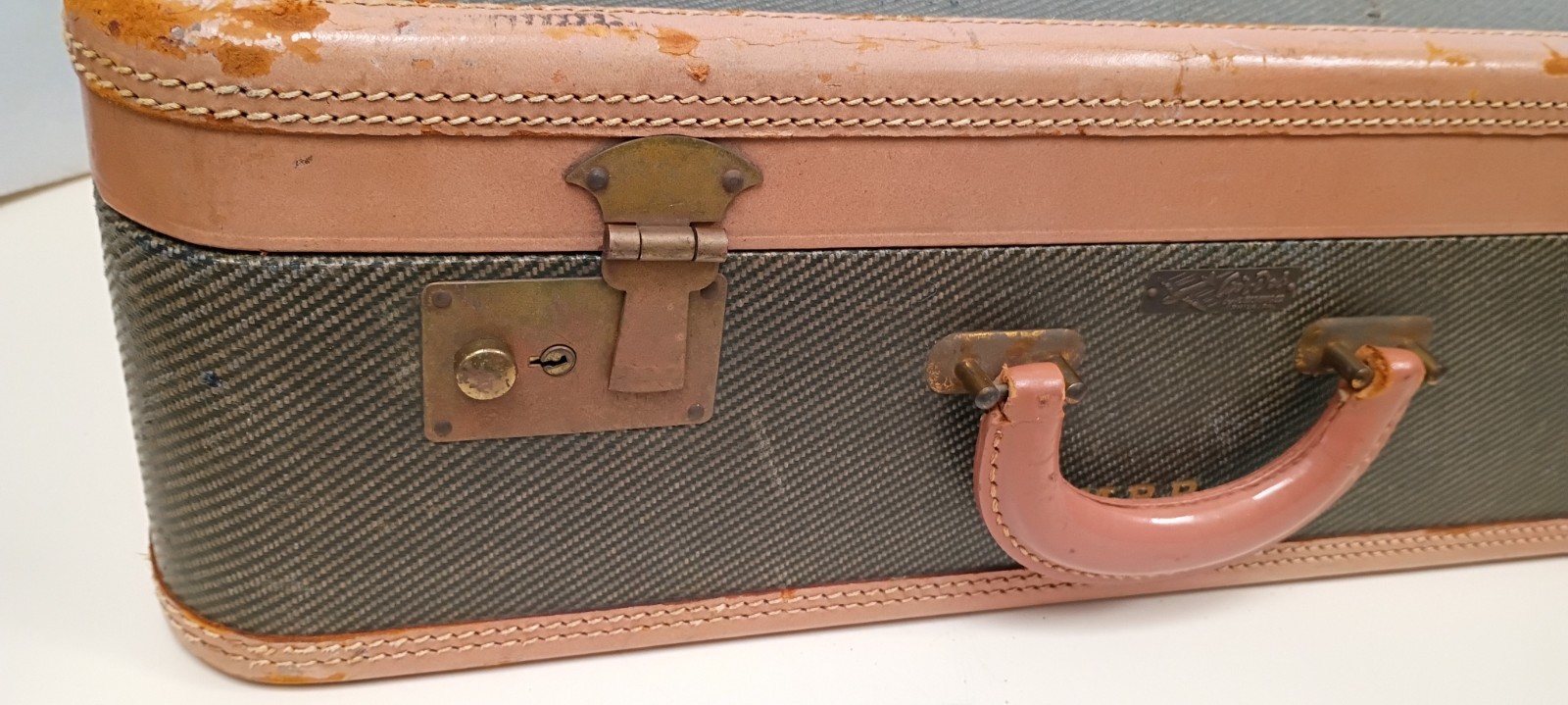 Old Vintage AIRDEL Suitcase Luggage 21x14x6.75 NO KEY OVERALL GOOD SHAPE