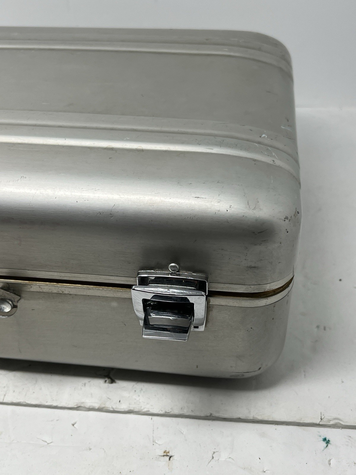 Halliburton Aluminum Travel Suitcase 18″ x 13″ x 6″ Missing Handle No Key