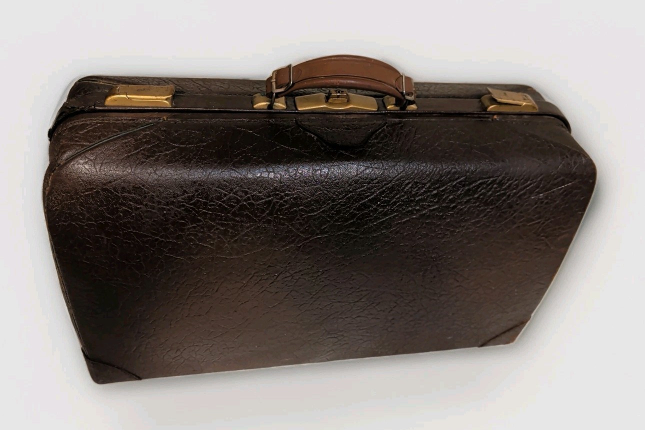 Antique Brown Leather Suitcase Doctor Bag Shape Brass Latch Vtg 22.5×13.5×9.5″