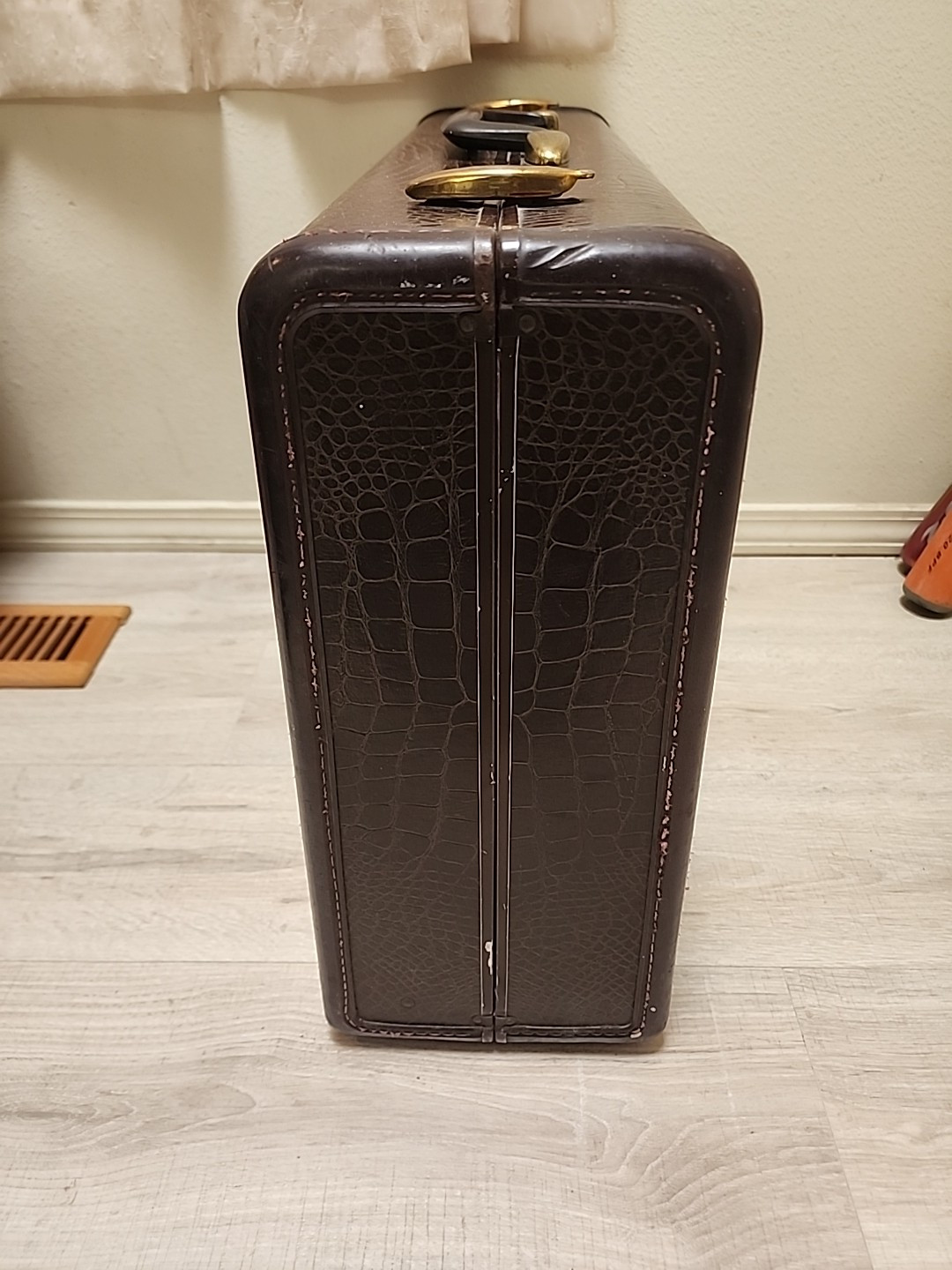 VINTAGE Samsonite 4135 Leather Faux Alligator Suitcase Luggage Brown