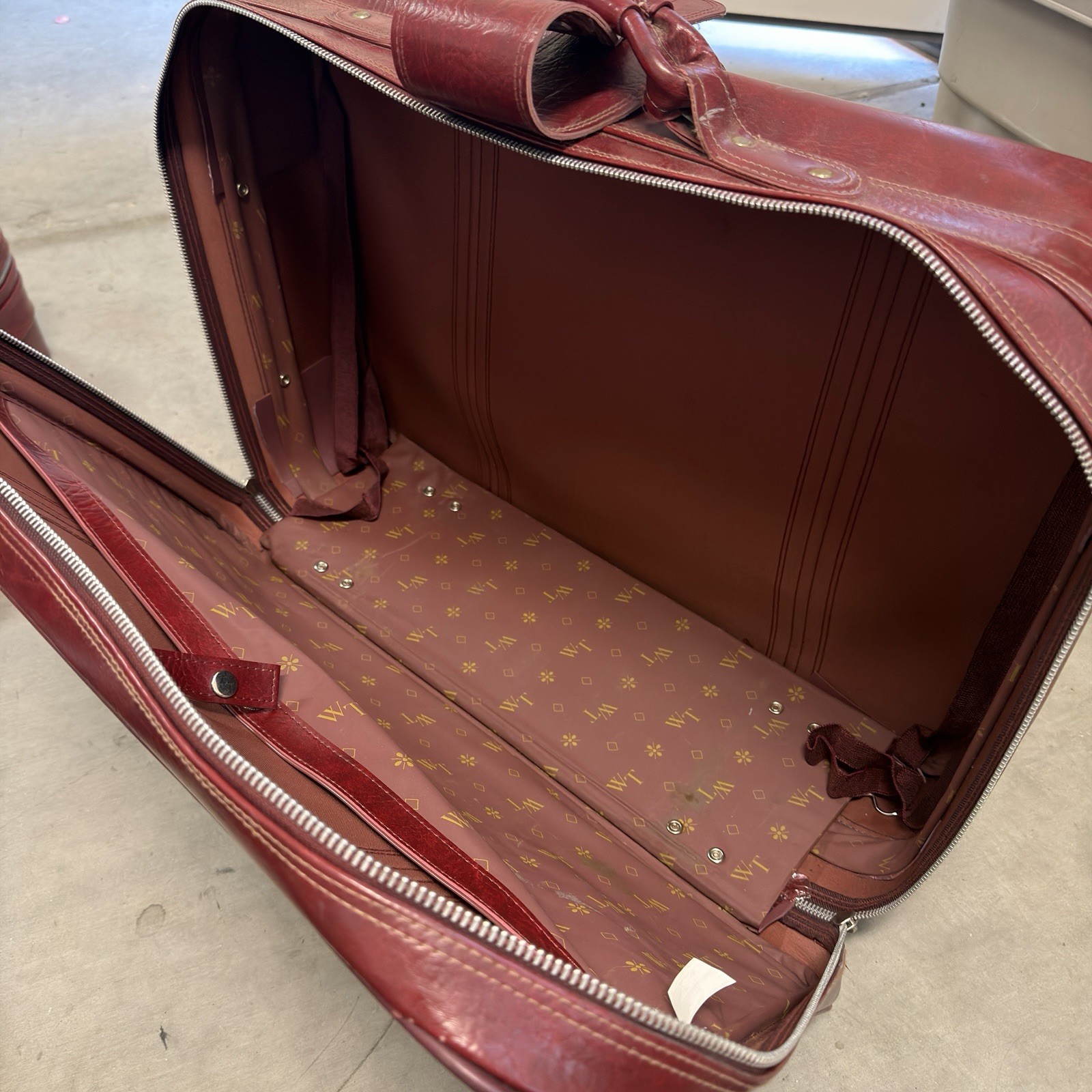 Vintage World Traveler 4 Piece Burgundy Red Leather Travel Suitcase Luggage Set