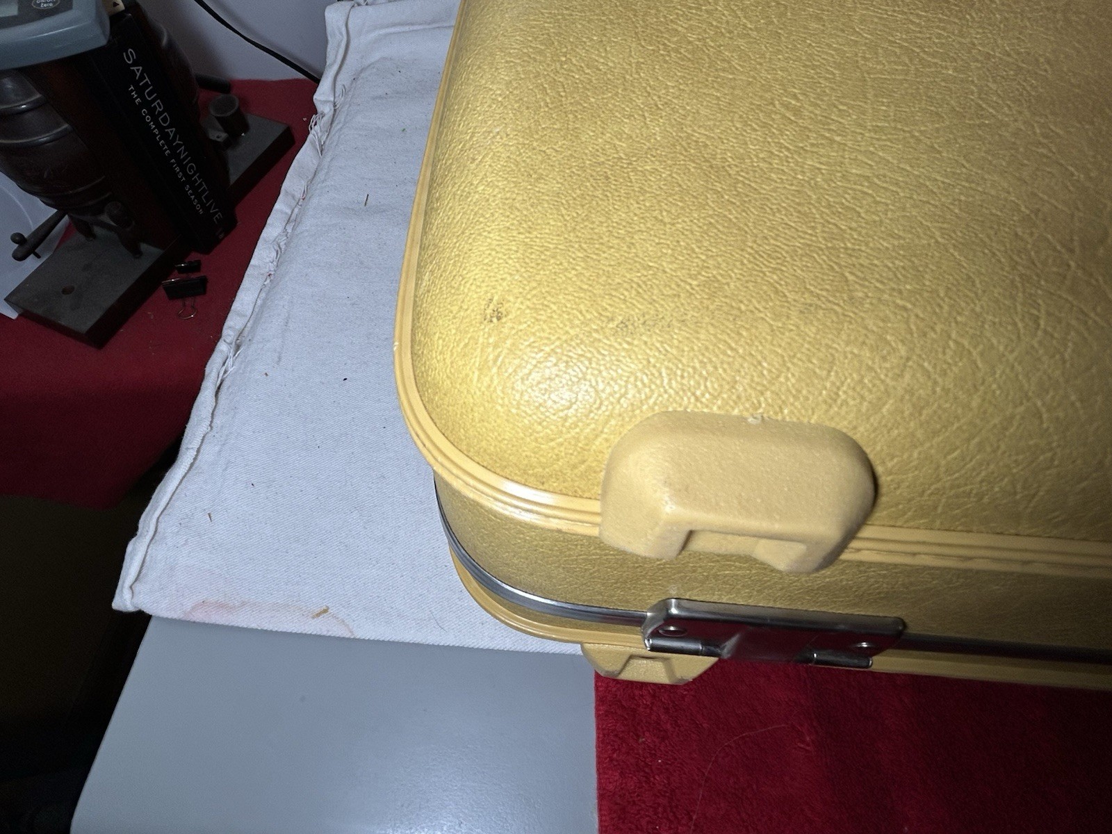 Escort Series Model 6024 24″ Gold Pullman Suitcase American Tourister With box