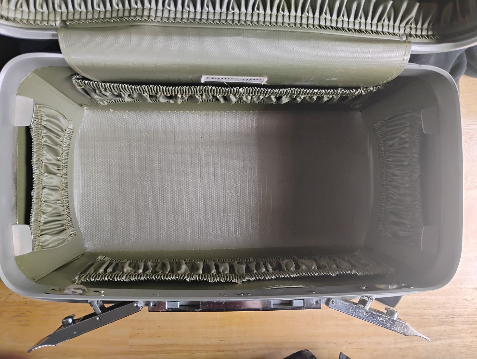 Vintage Royal Traveller OIlive Green Small suitcase, Make-up case