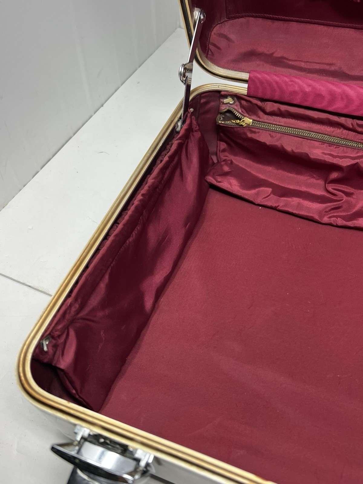 Halliburton Aluminum Travel Suitcase 18″ x 13″ x 6″ Missing Handle No Key