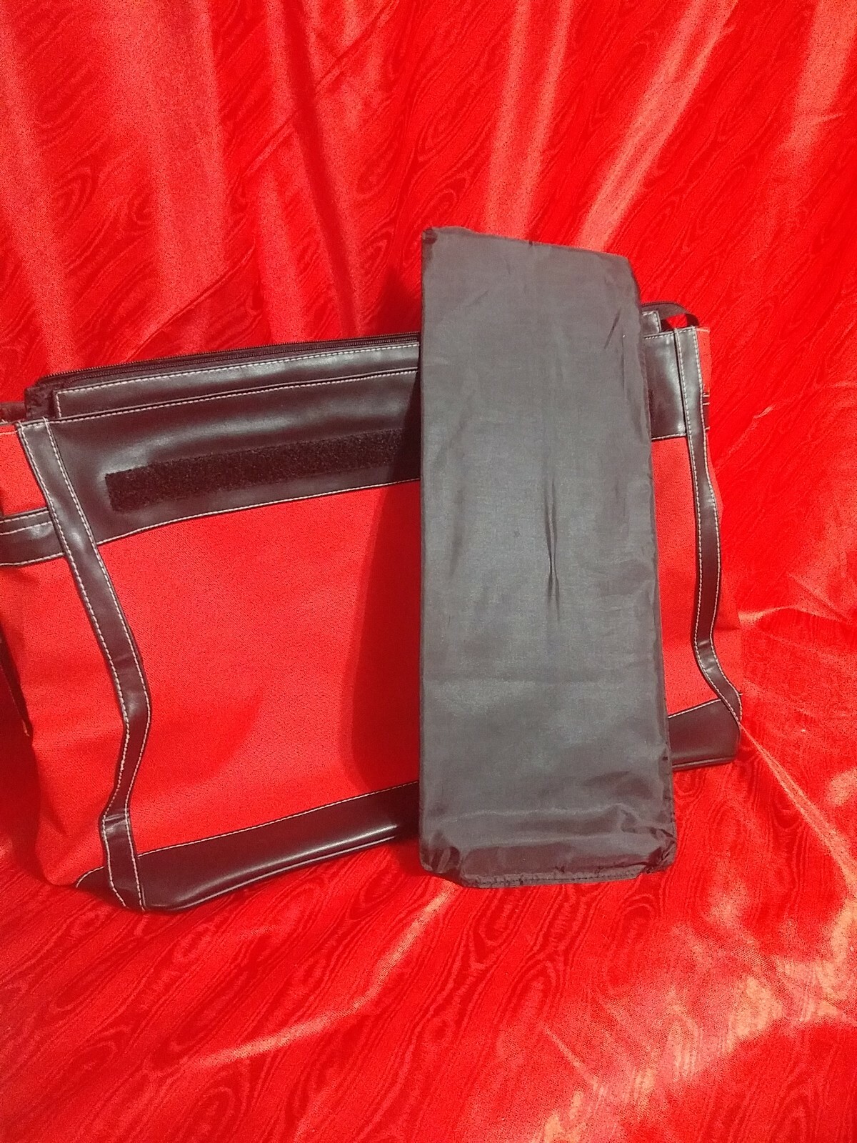 UNBRANDED RED/ BLACK TRIMMED TRAVEL TOTE BAG PRE-OWNED