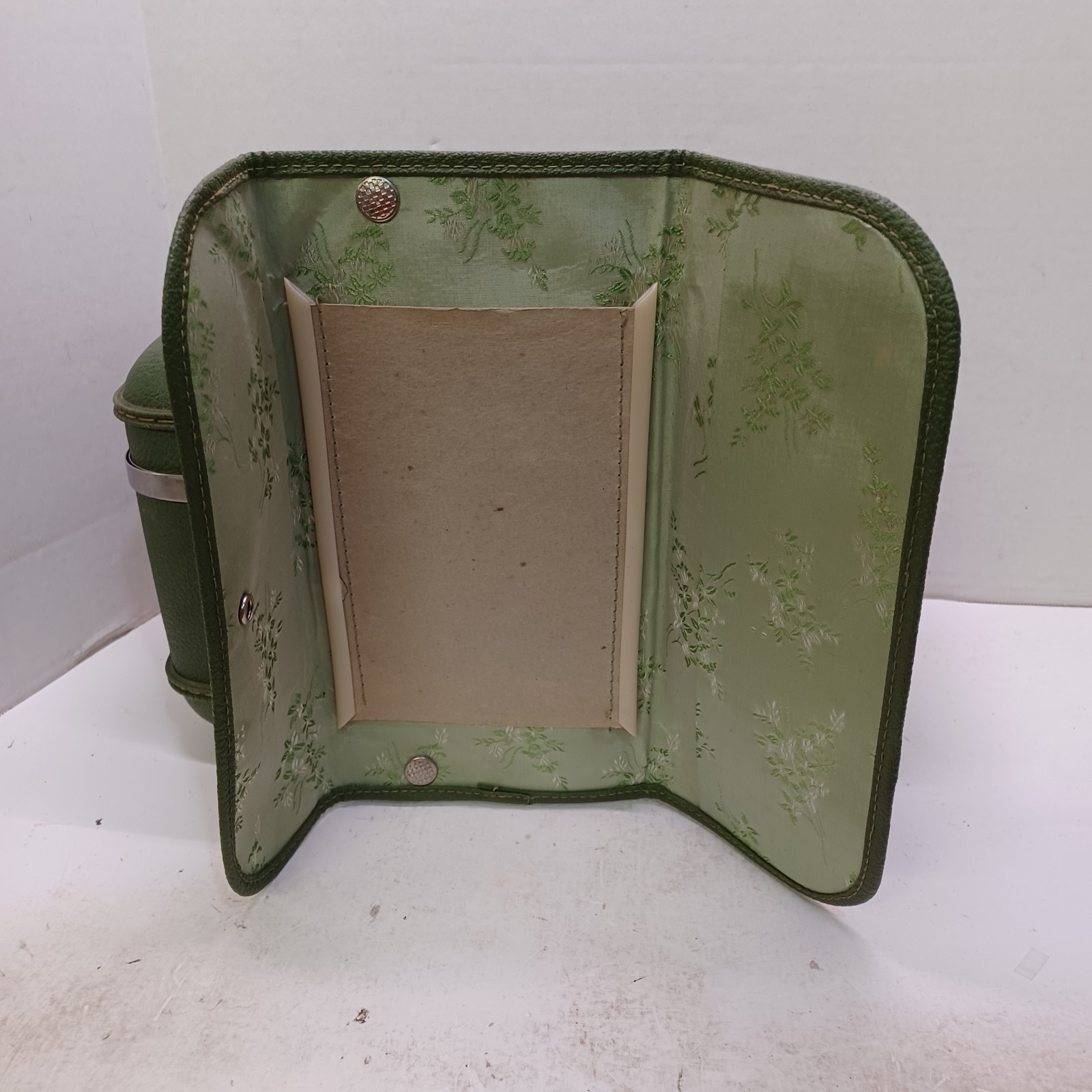 VINTAGE AVOCADO AMERICAN TOURISTER TIARA HARD TRAIN CASE