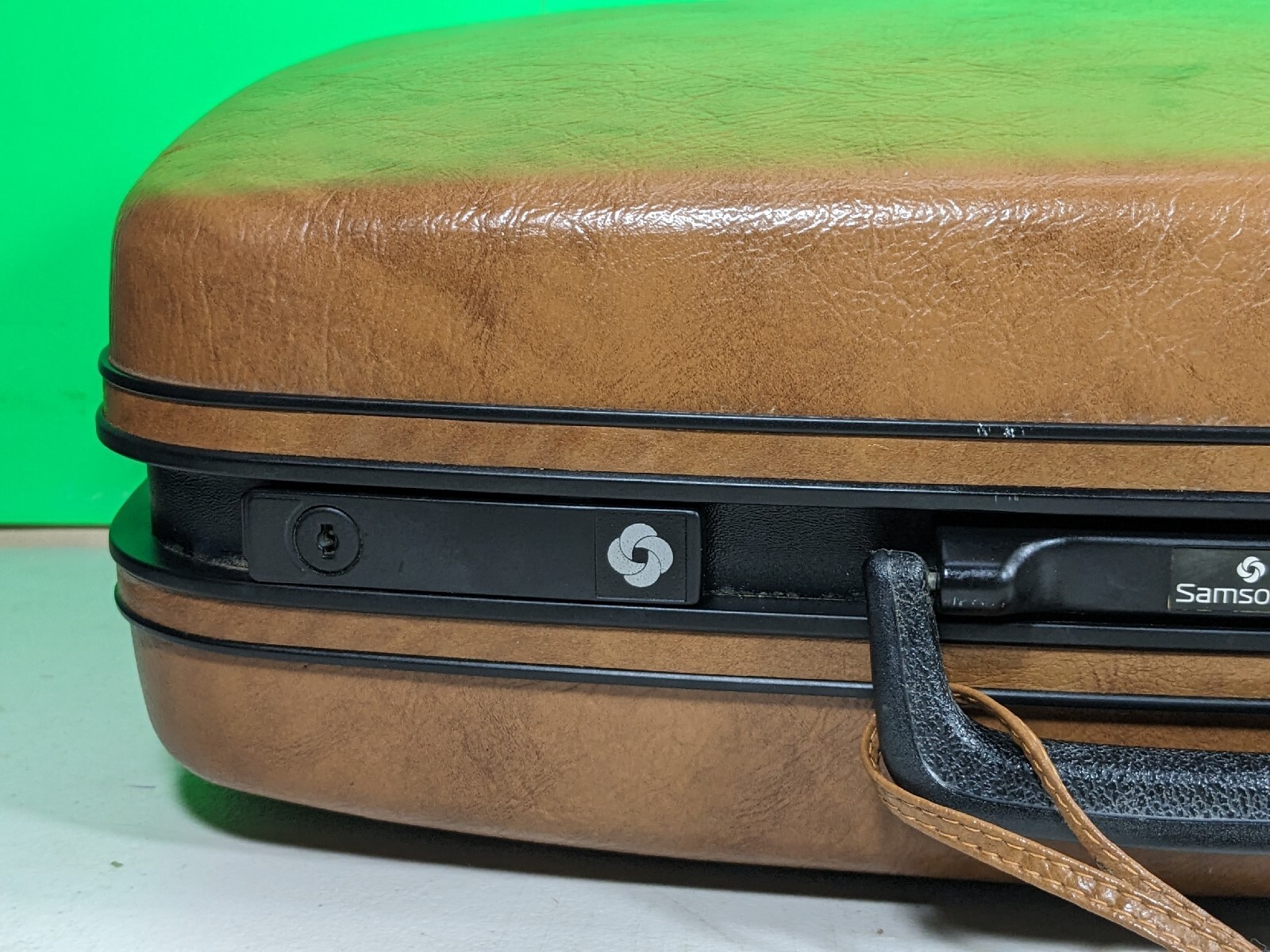 VINTAGE SAMSONITE CARRY PAK 46 BROWN HARDSHELL LUGGAGE Approximately 20x14x7