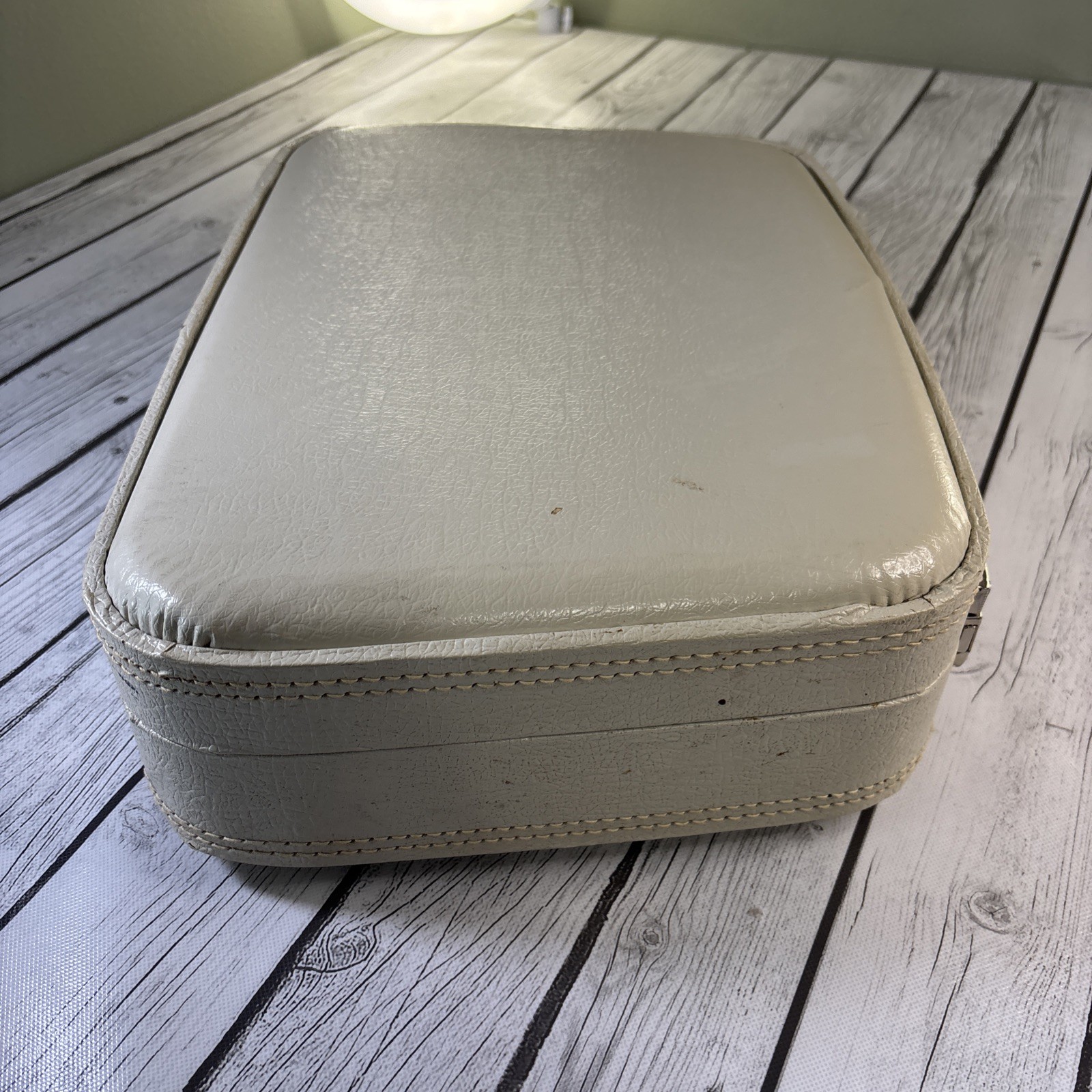 Vintage White Hardshell Vanity/Train Case Blue Quilted Interior Lining w/Mirror.
